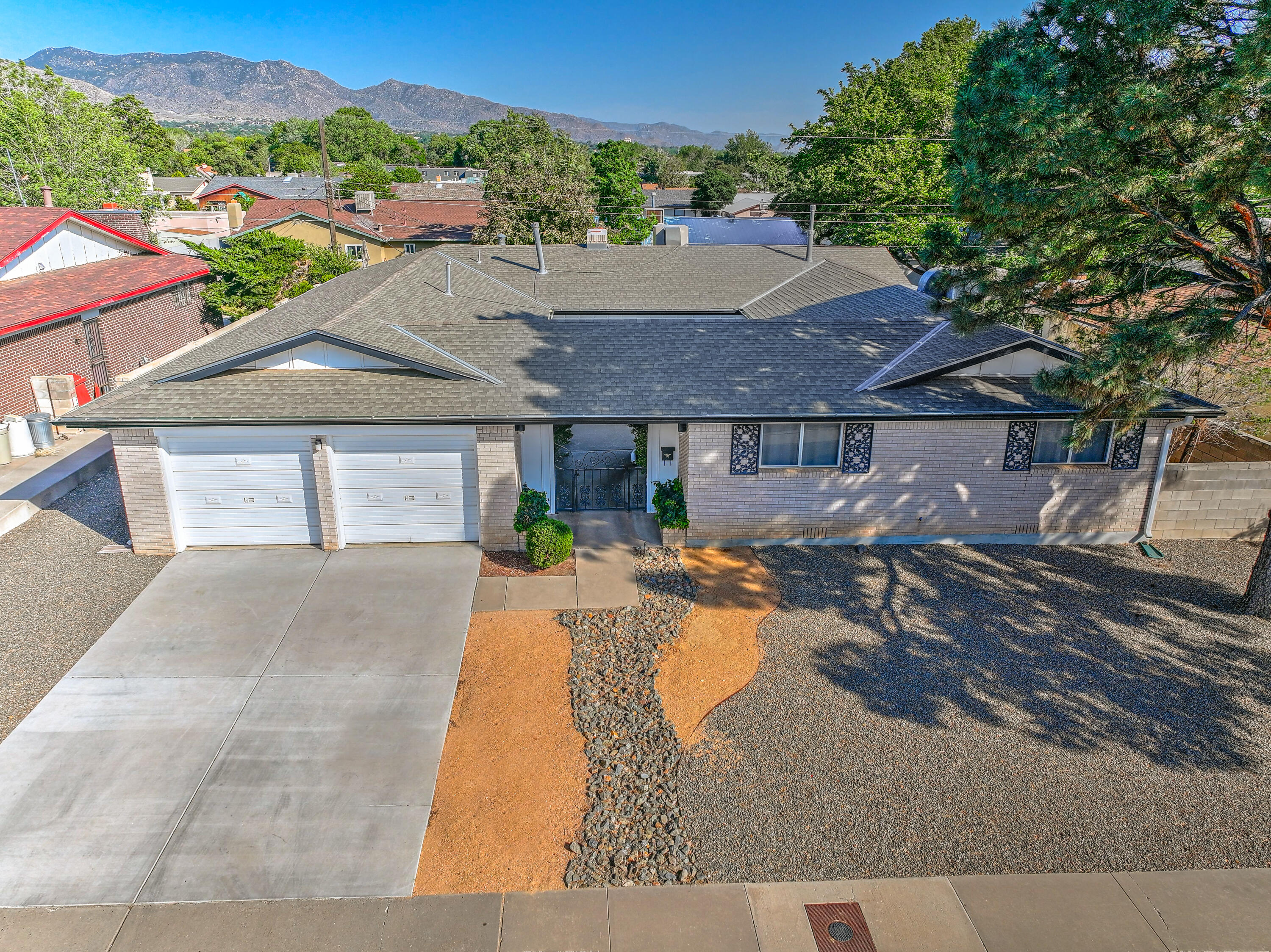 3208 REINA Drive NE