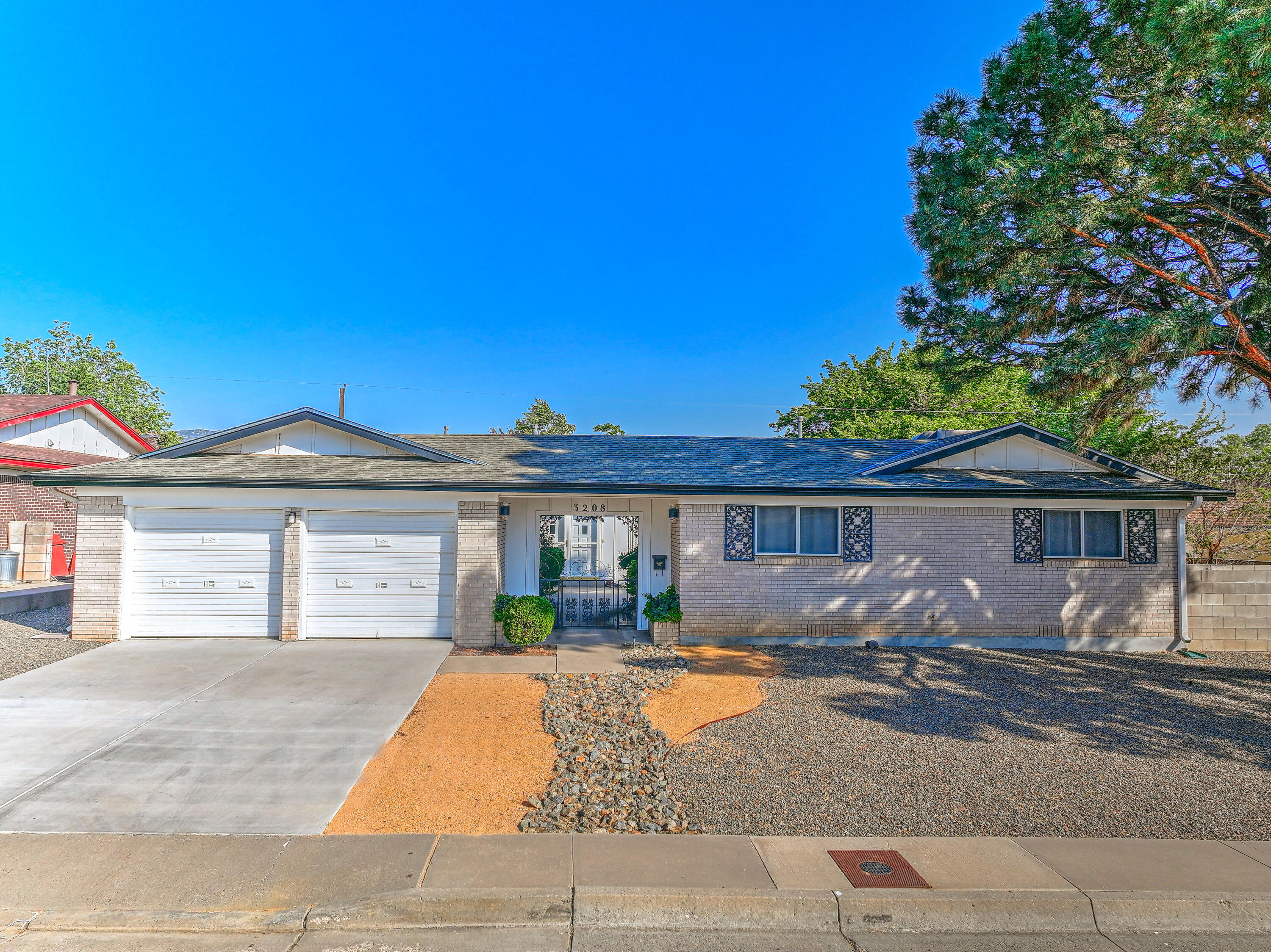 3208 REINA Drive NE
