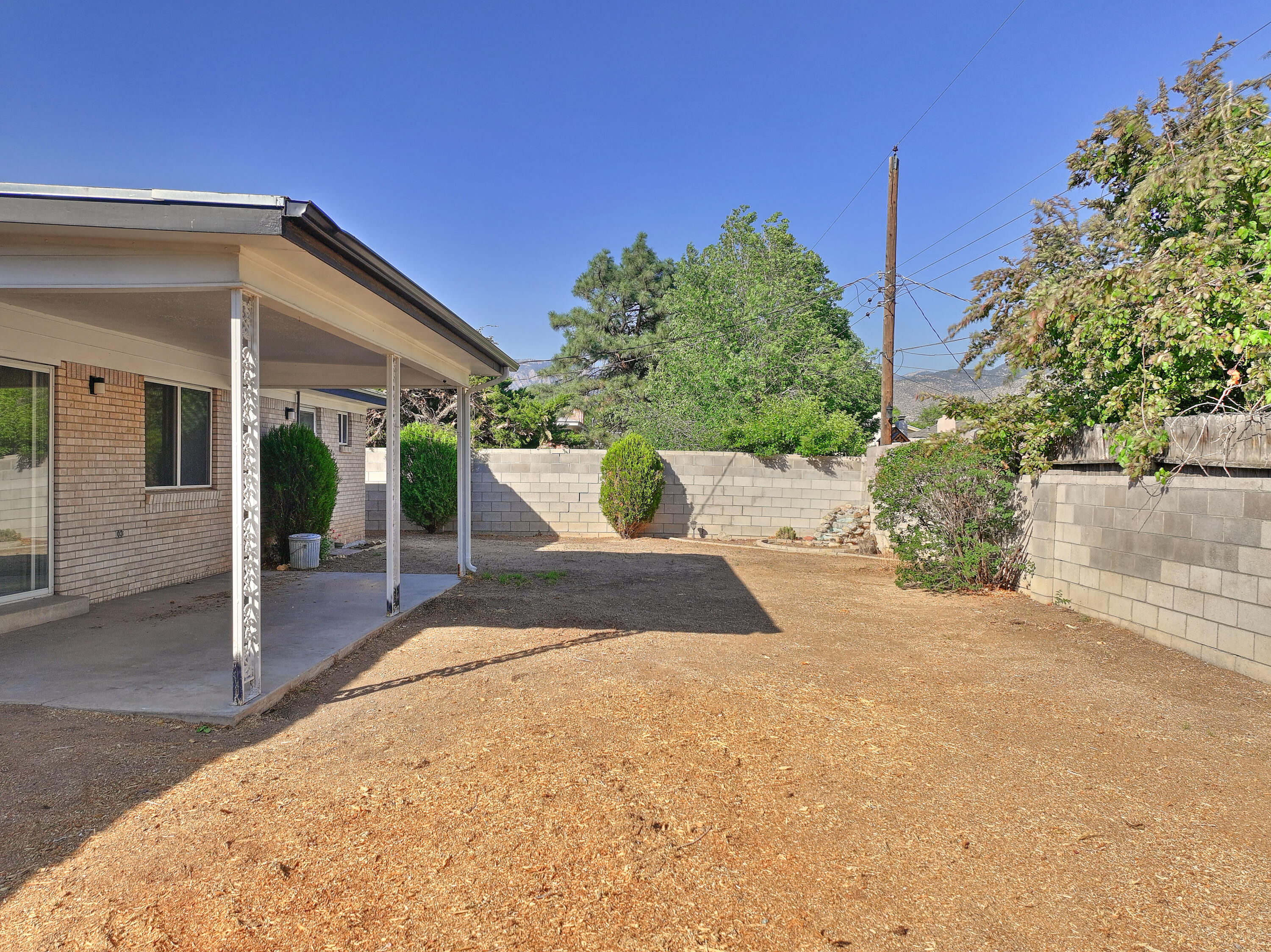 3208 REINA Drive NE