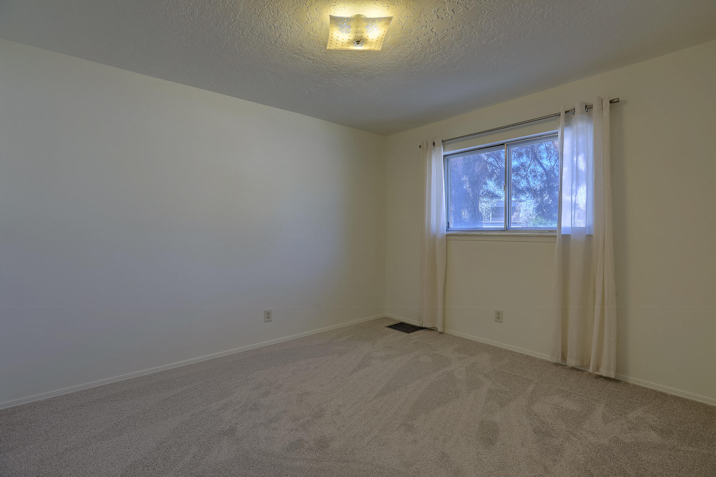 3208 REINA Drive NE