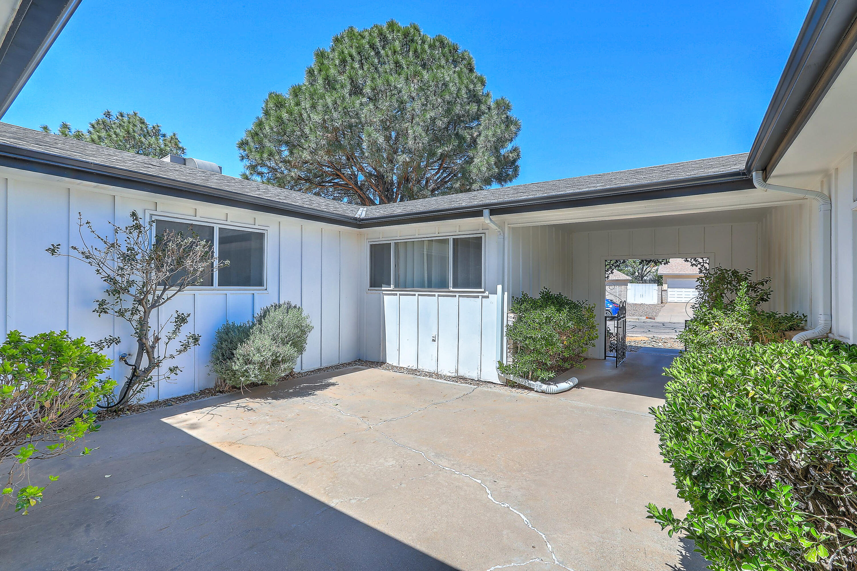 3208 REINA Drive NE
