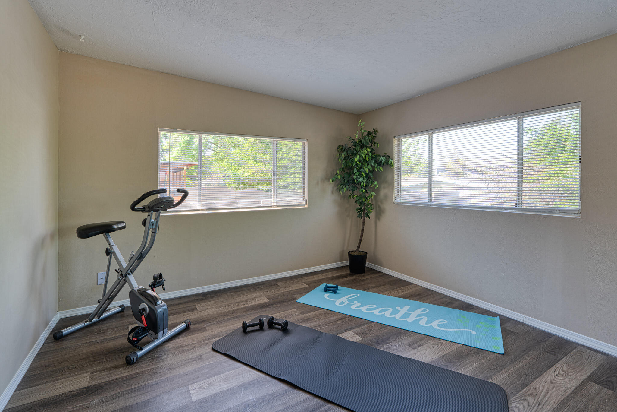 6421 Rosalind Drive NE