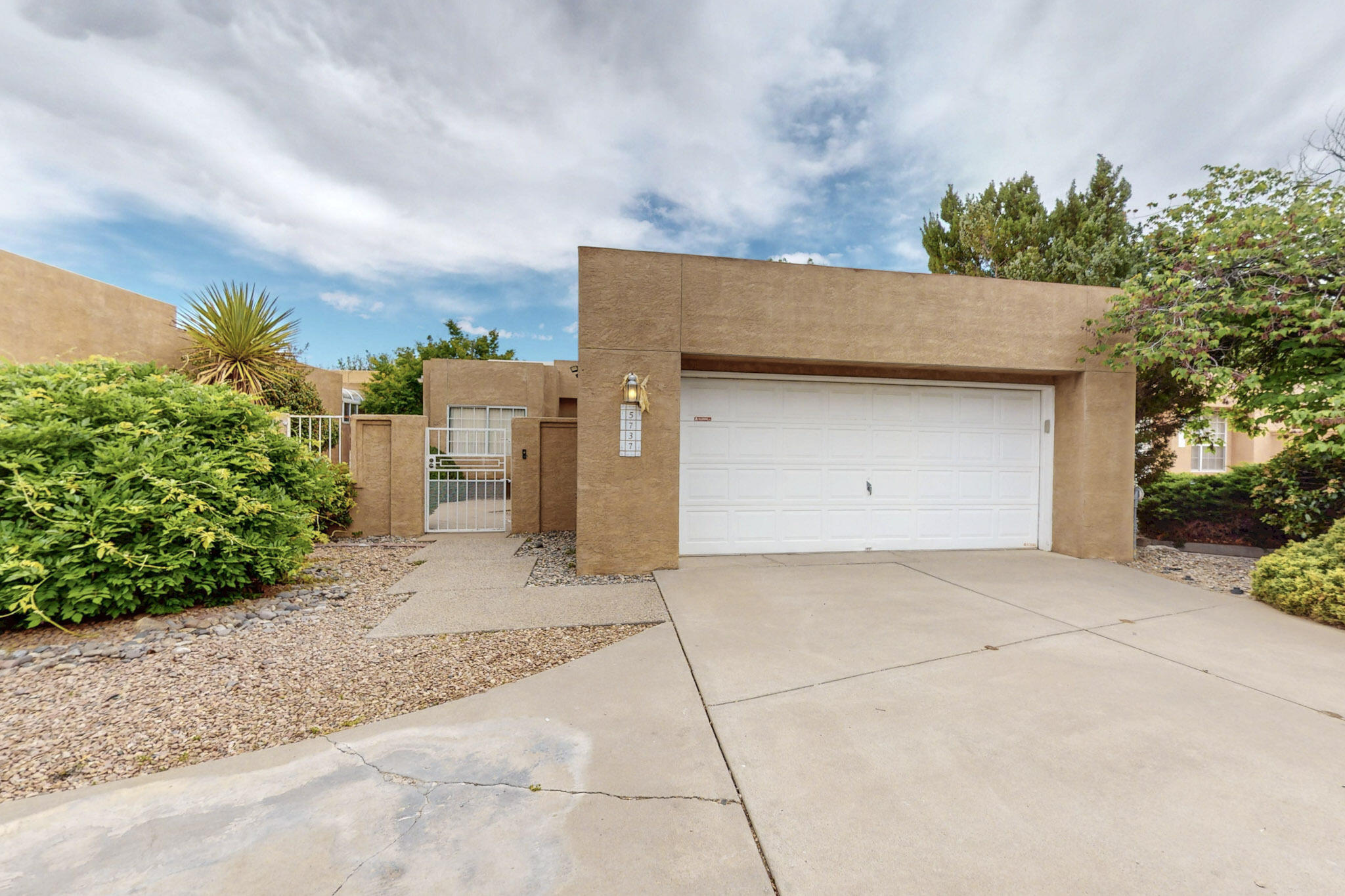 5737 PEPPERTREE Place NE