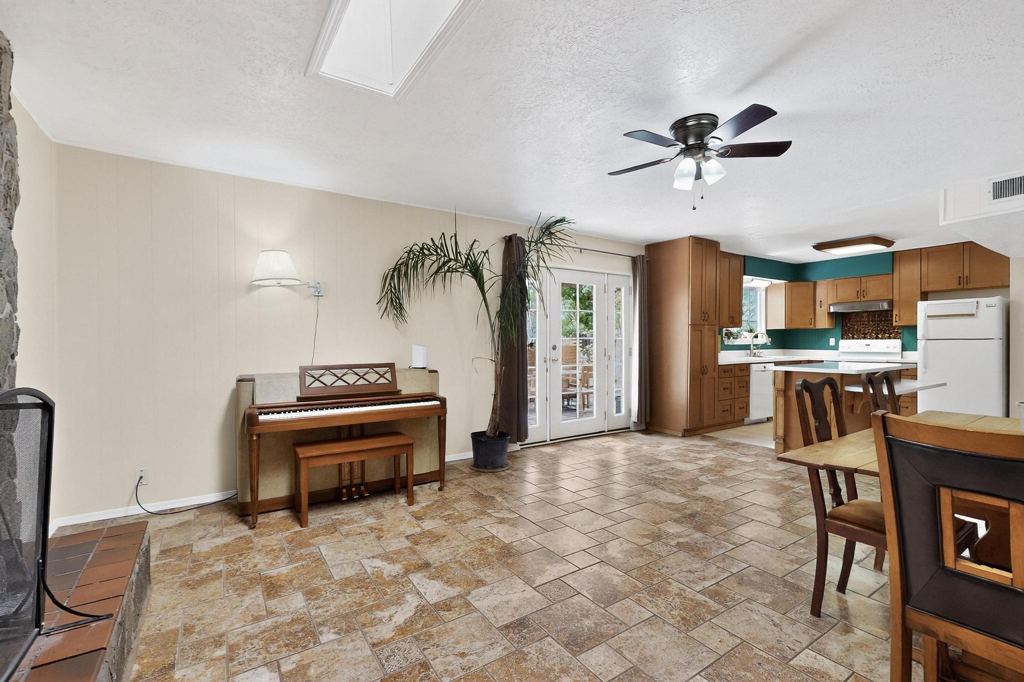 3904 GENERAL BRADLEY Street NE