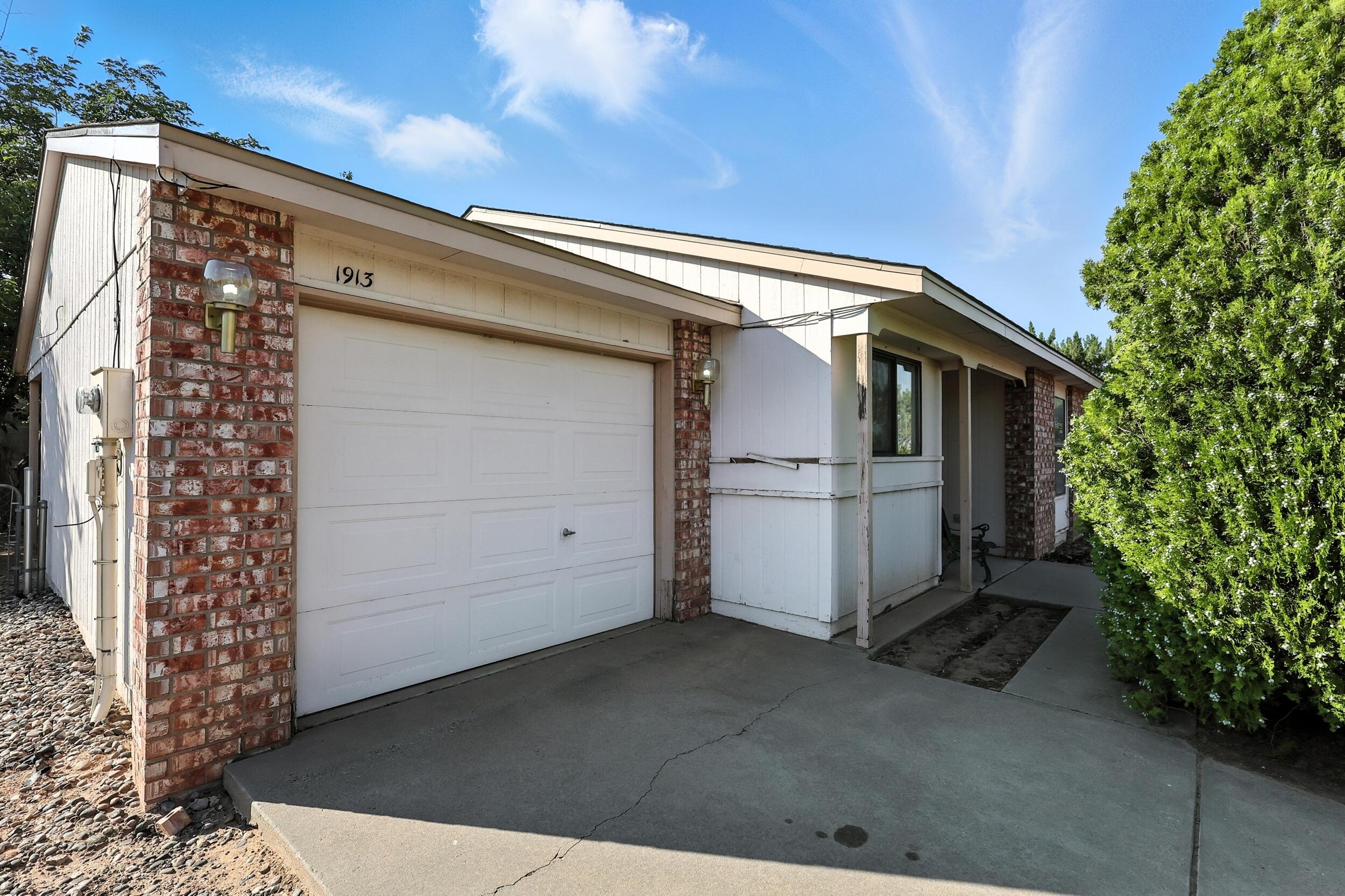 1913 ROANOKE Drive NE