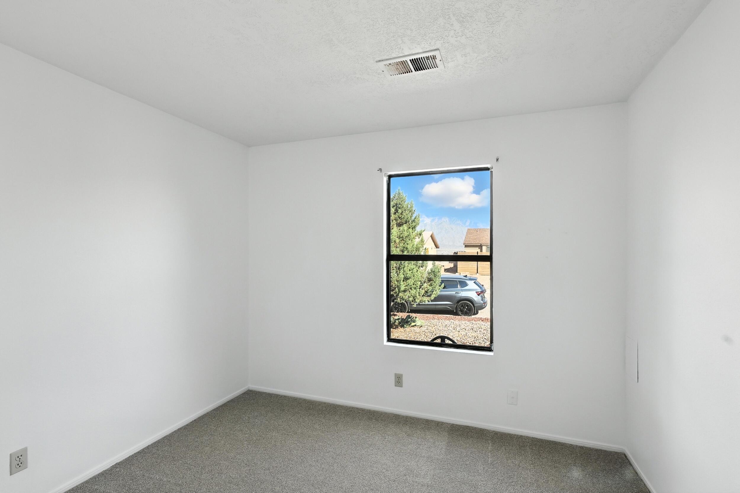 1913 ROANOKE Drive NE