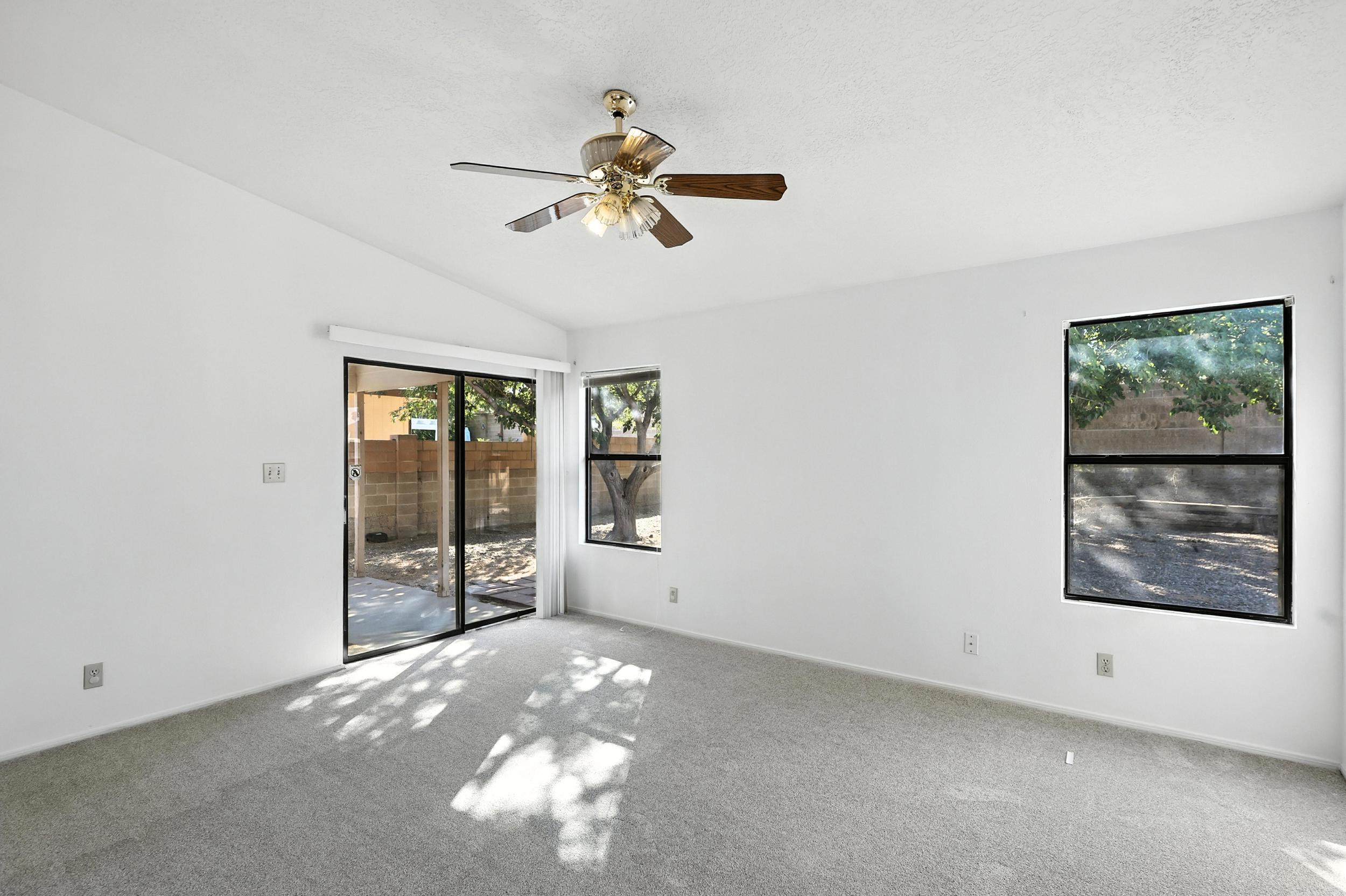 1913 ROANOKE Drive NE