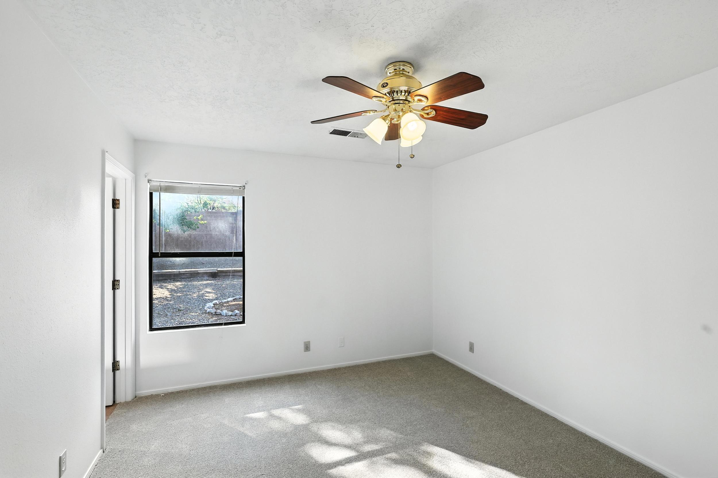 1913 ROANOKE Drive NE