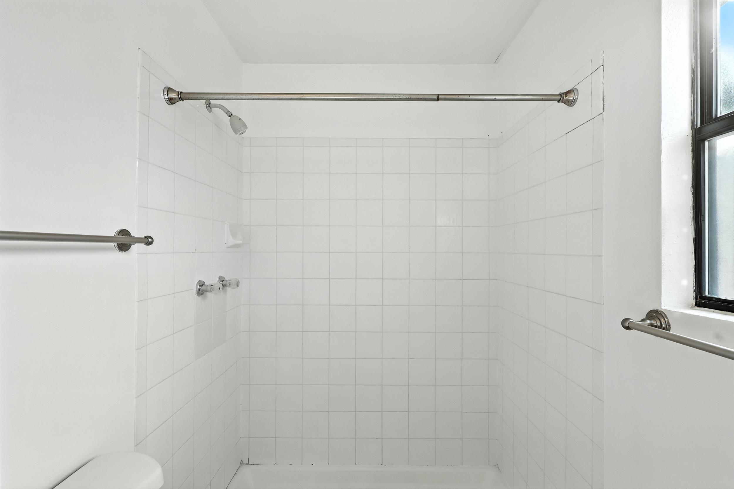 1913 ROANOKE Drive NE