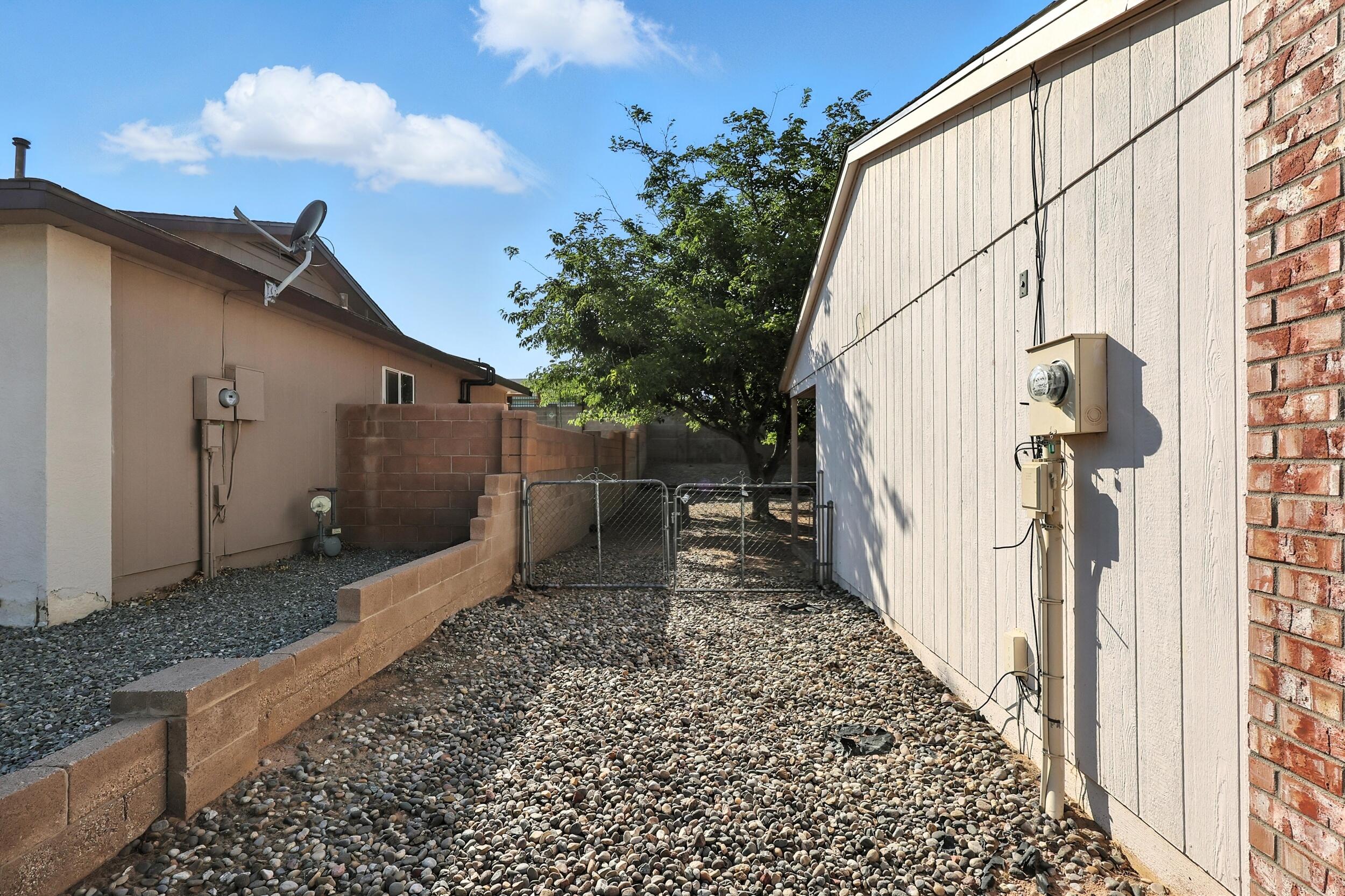 1913 ROANOKE Drive NE