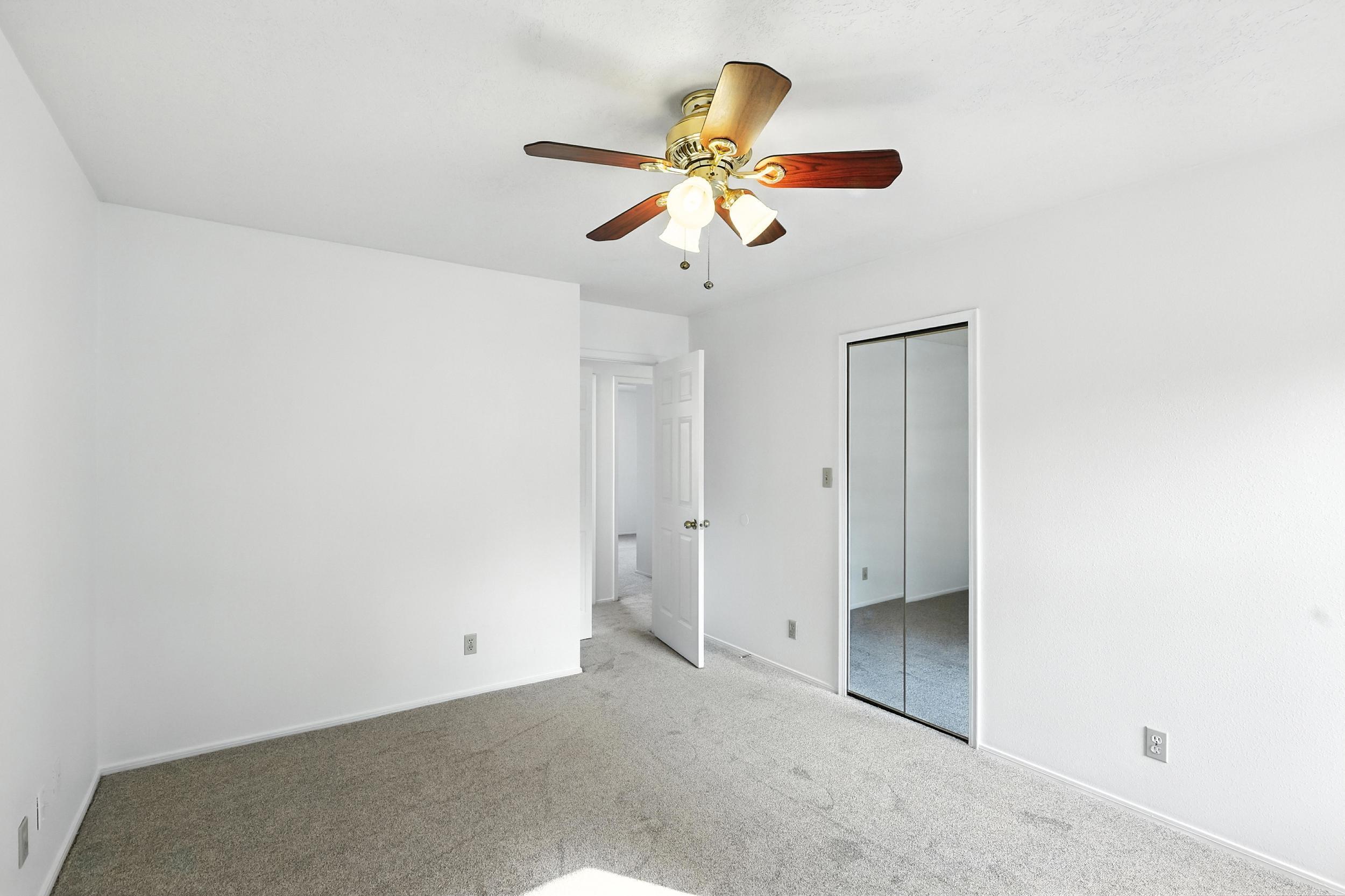 1913 ROANOKE Drive NE