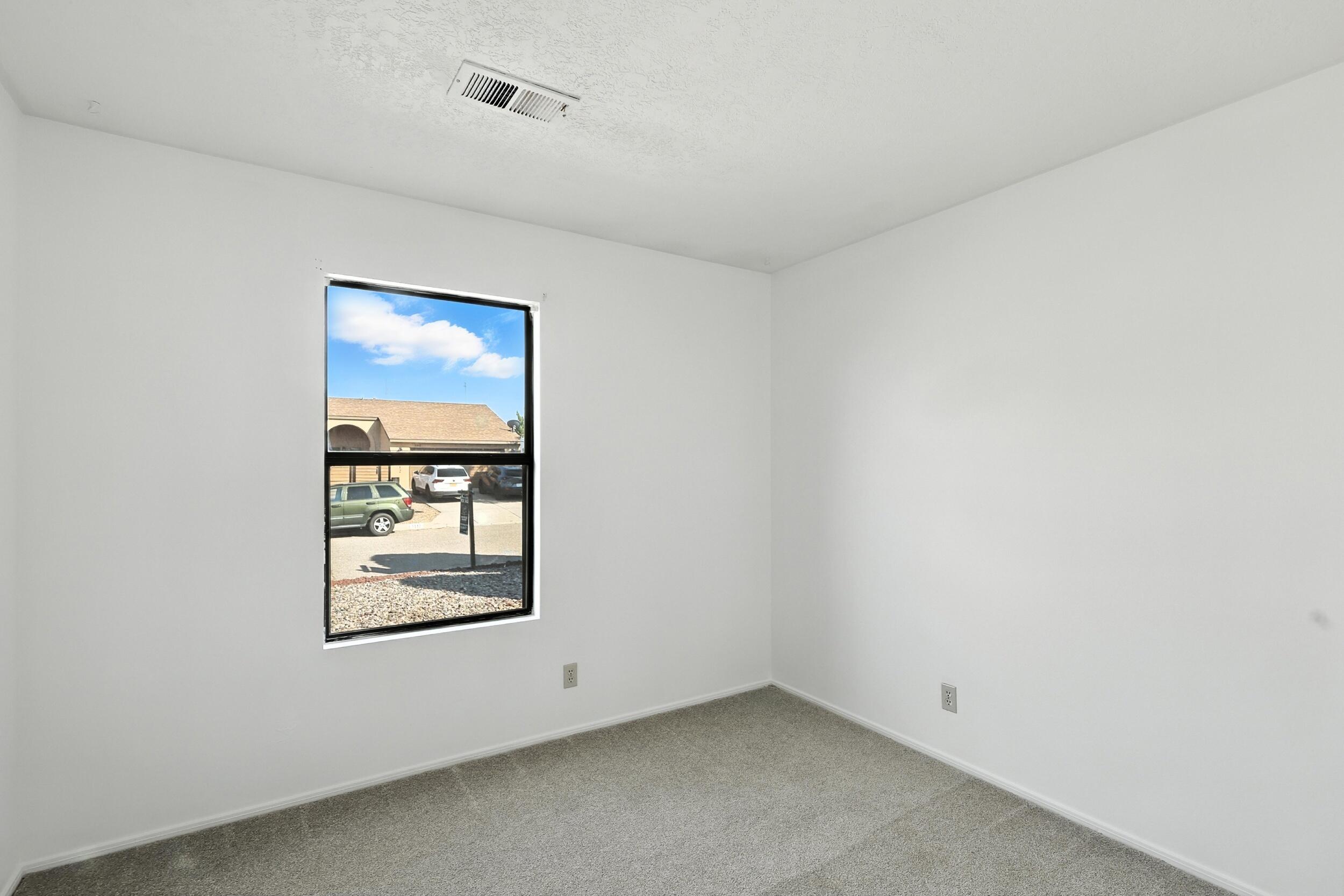 1913 ROANOKE Drive NE