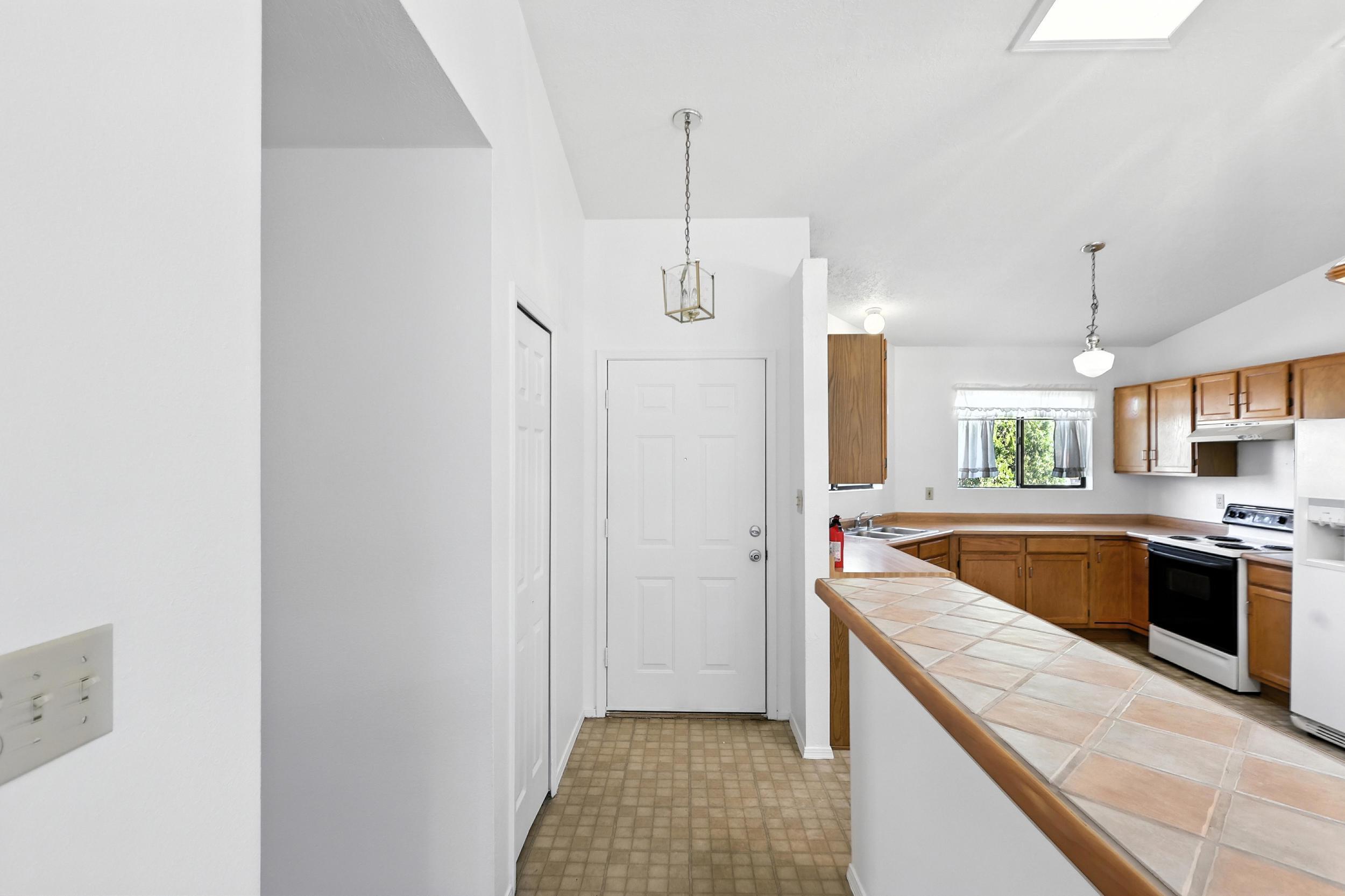 1913 ROANOKE Drive NE