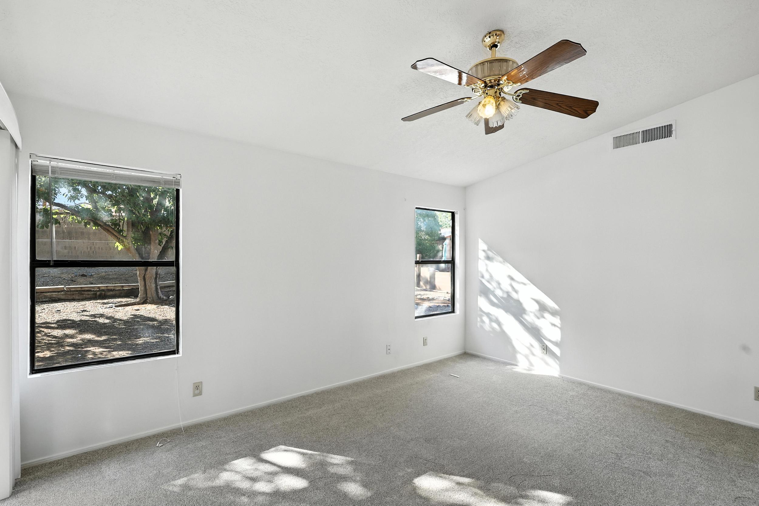 1913 ROANOKE Drive NE