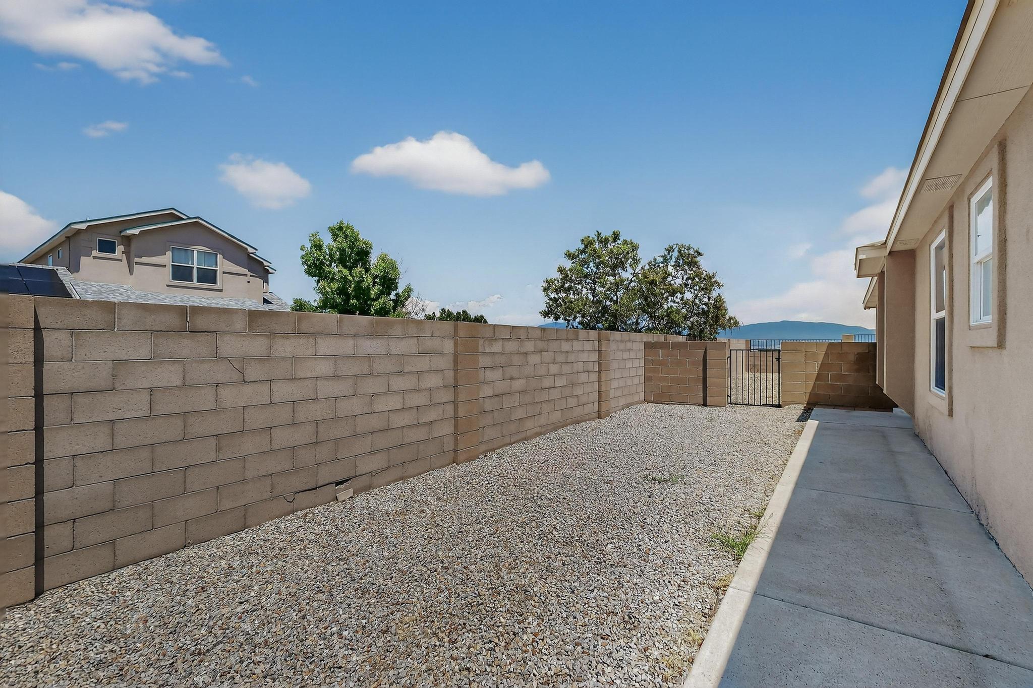 832 SANDY Drive NW