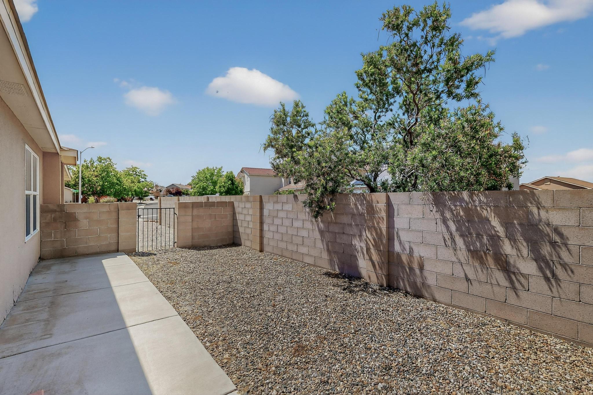 832 SANDY Drive NW