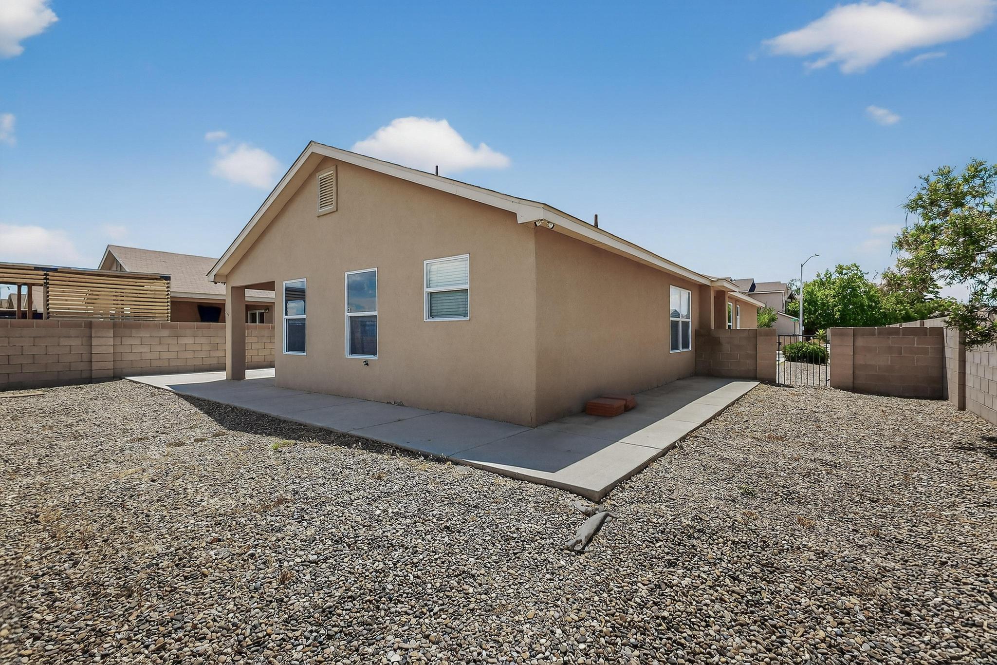 832 SANDY Drive NW