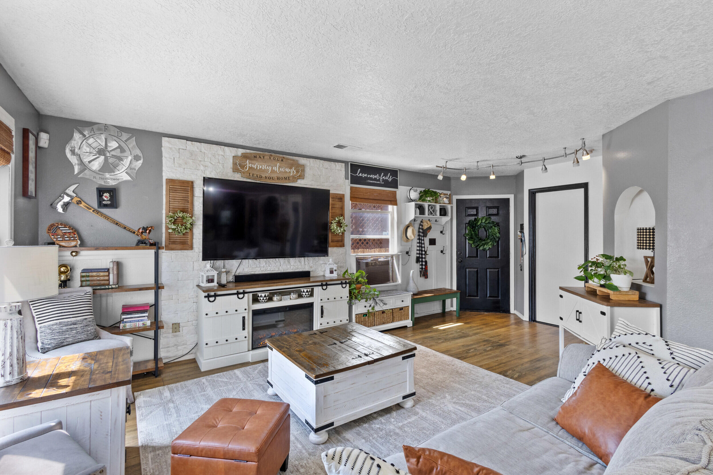 1926 TIERRA DE LA LUNA Drive SW