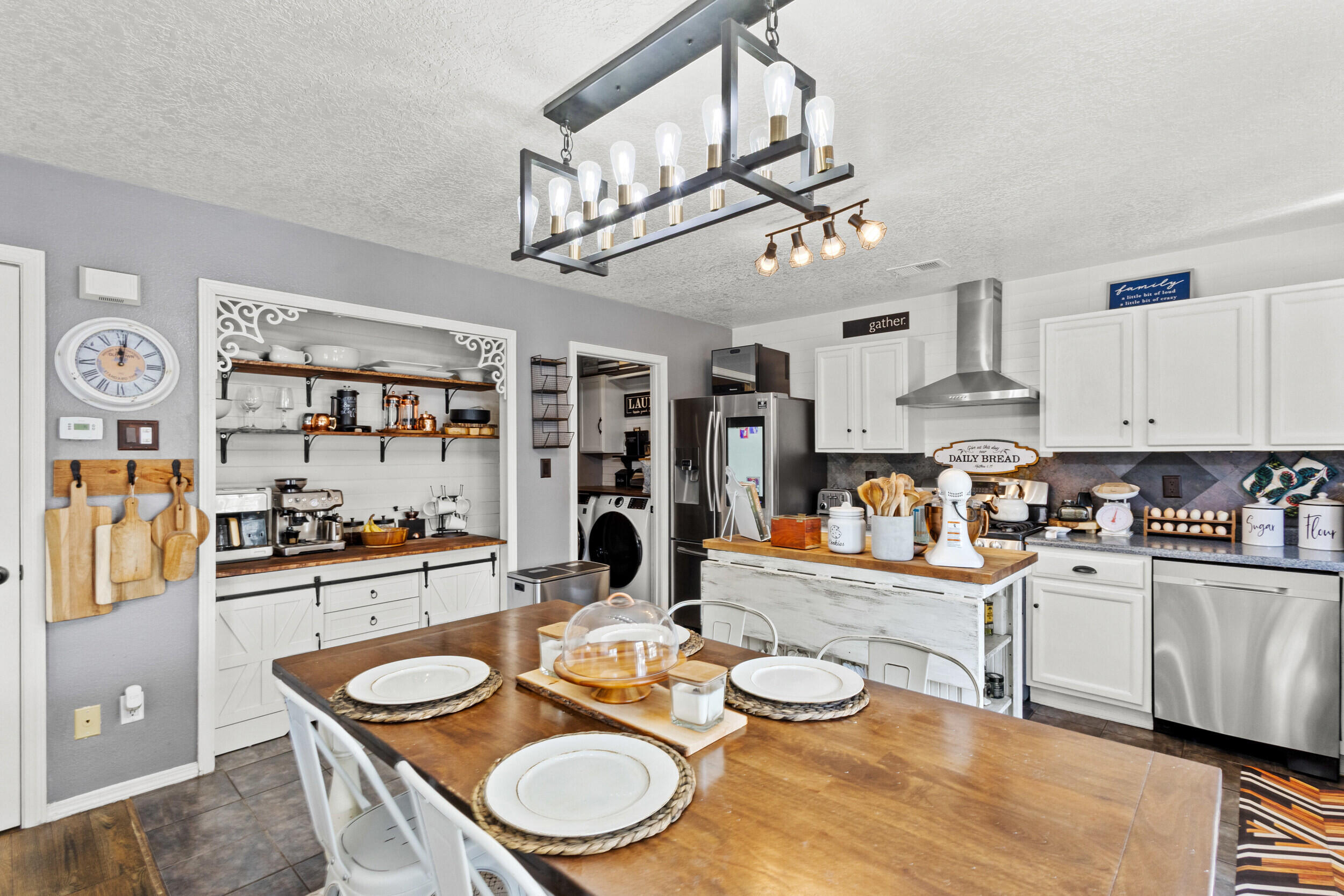 1926 TIERRA DE LA LUNA Drive SW