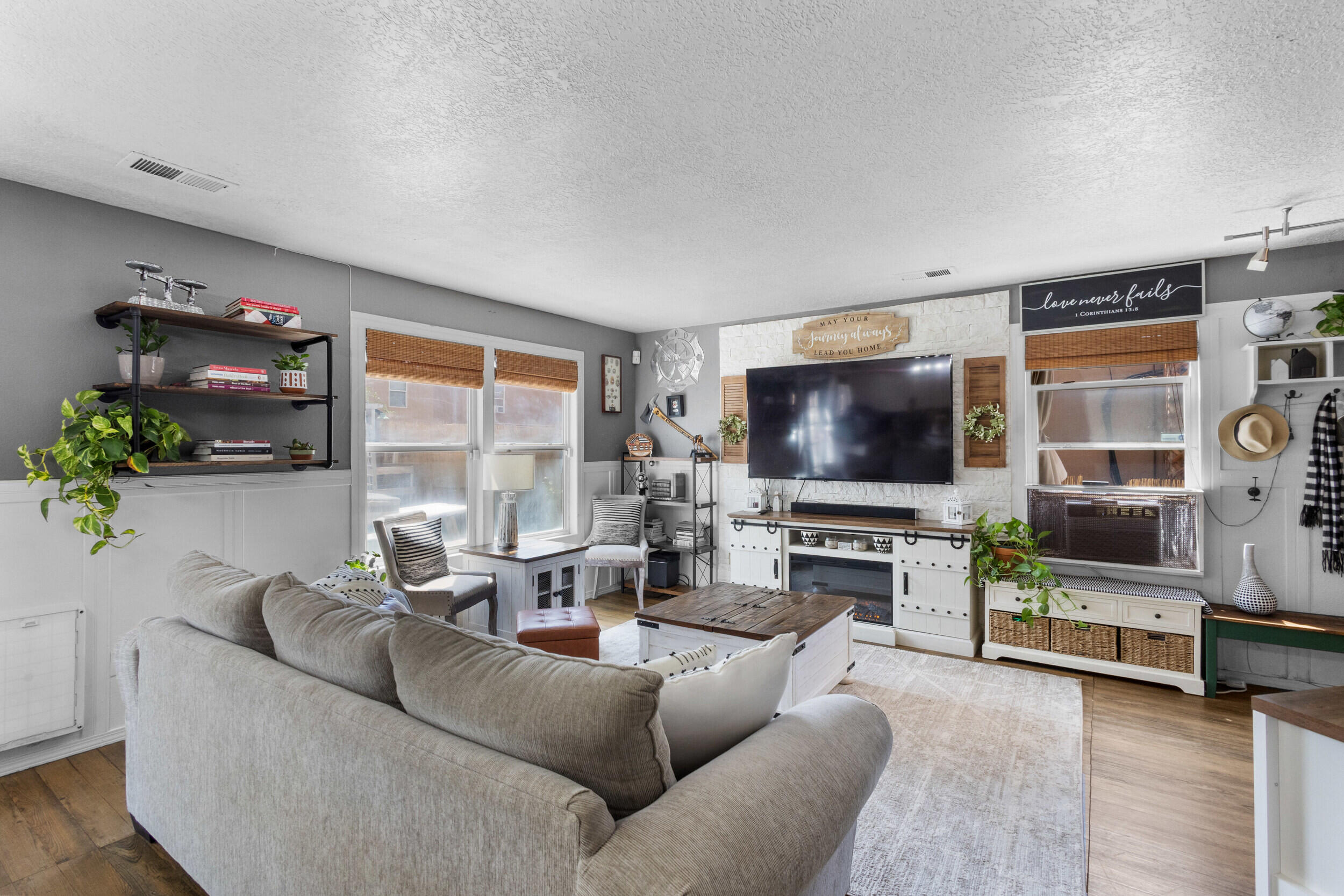 1926 TIERRA DE LA LUNA Drive SW