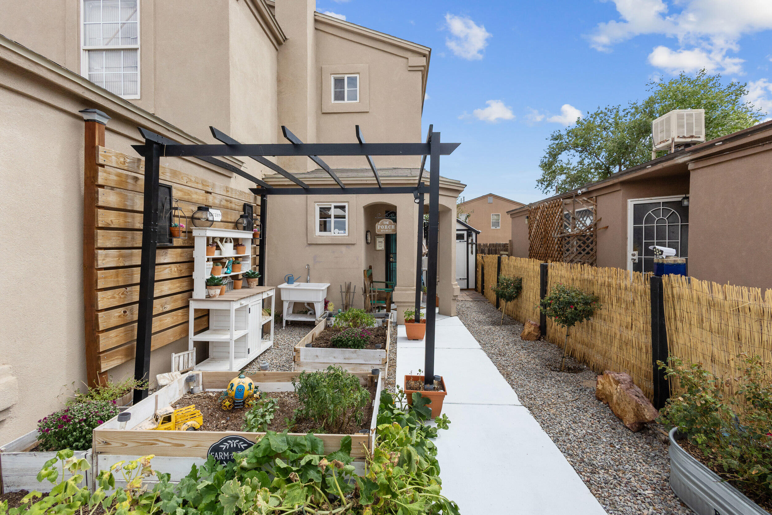 1926 TIERRA DE LA LUNA Drive SW