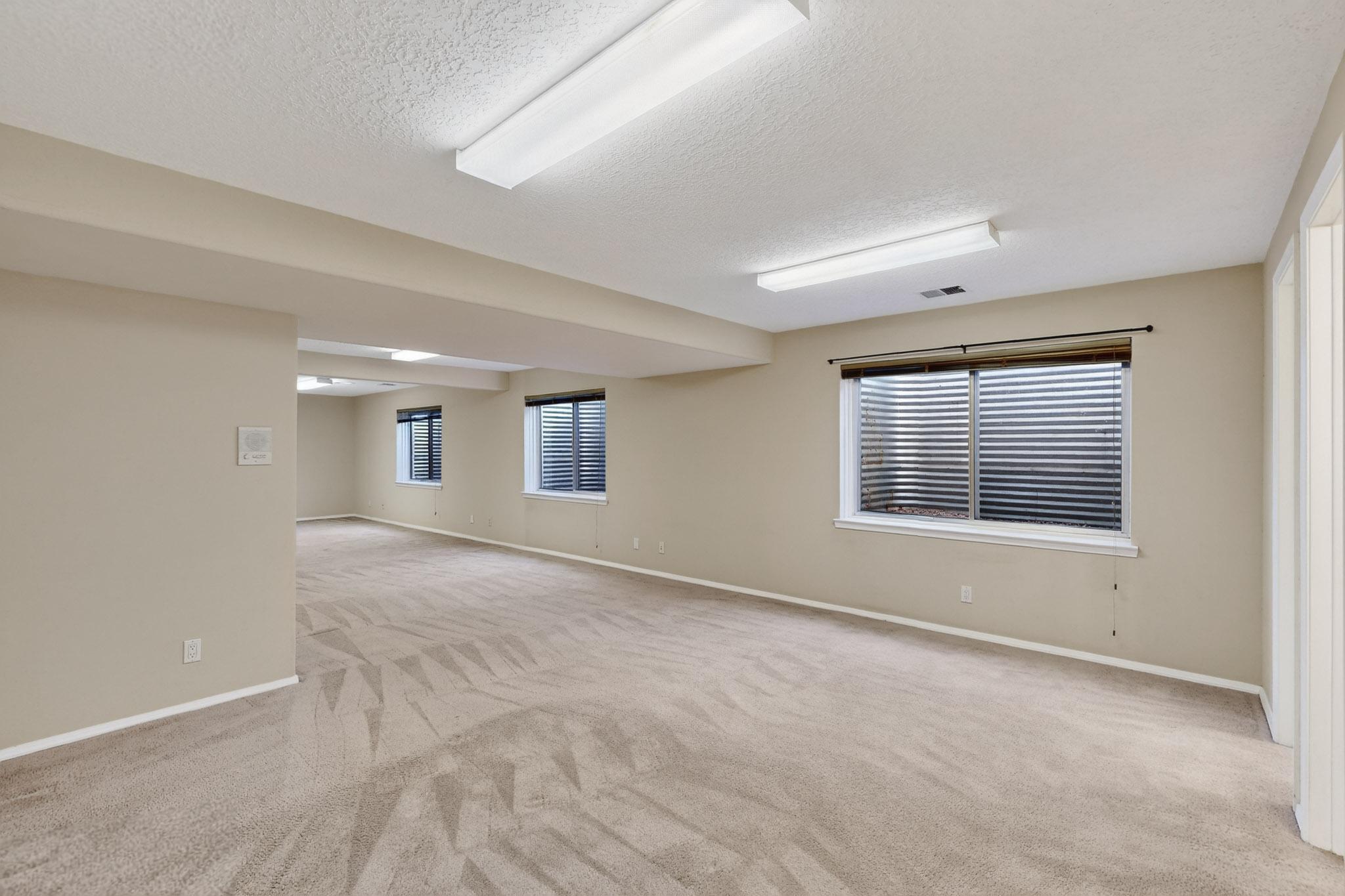 8712 NEW HAMPTON Road NE