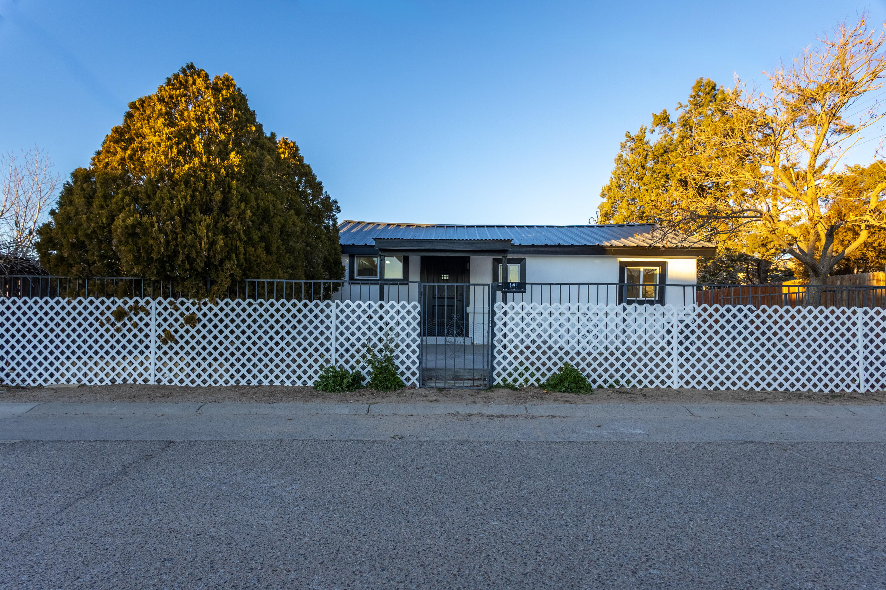 401 Gomez Avenue NE