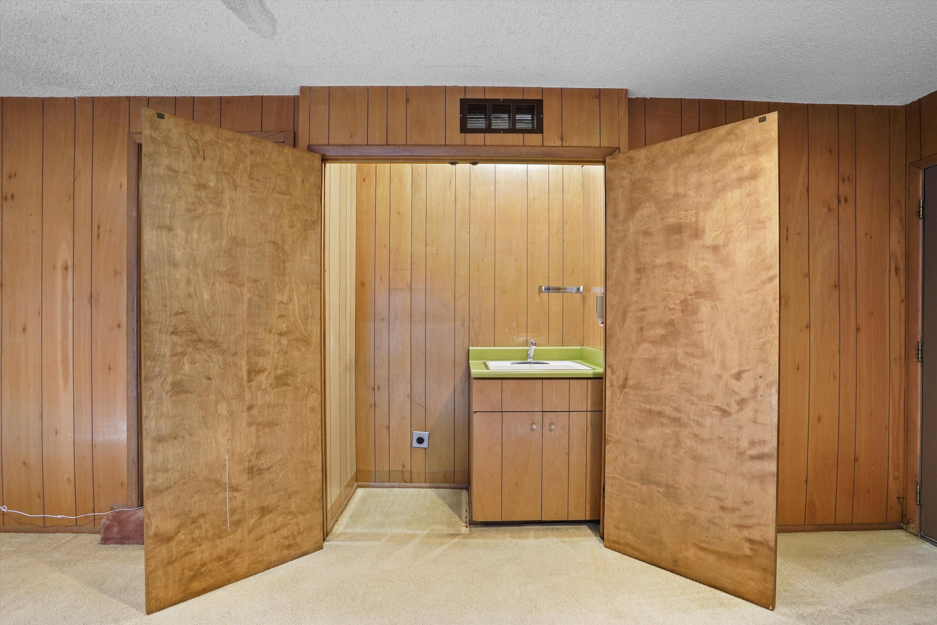 3303 La Sala Del Este NE