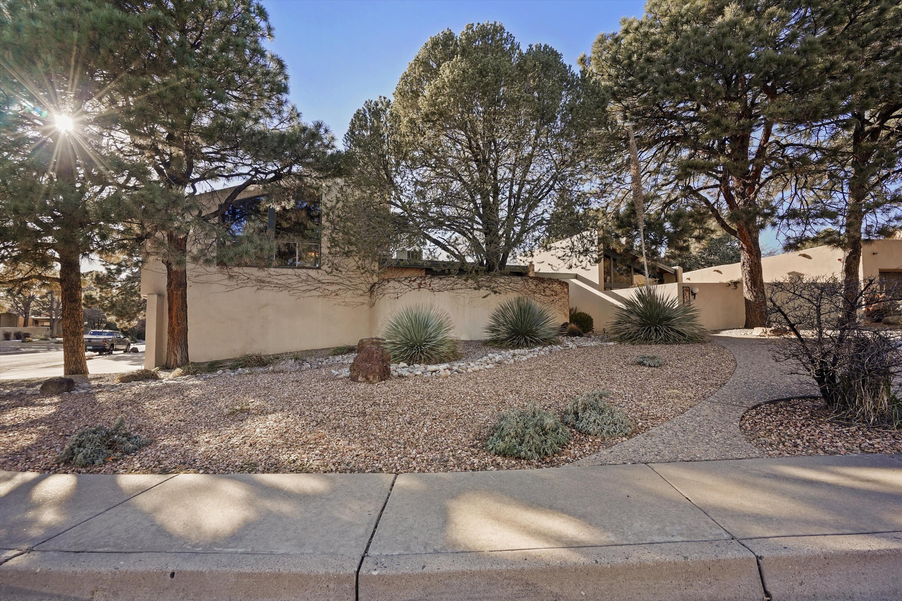 3303 La Sala Del Este NE