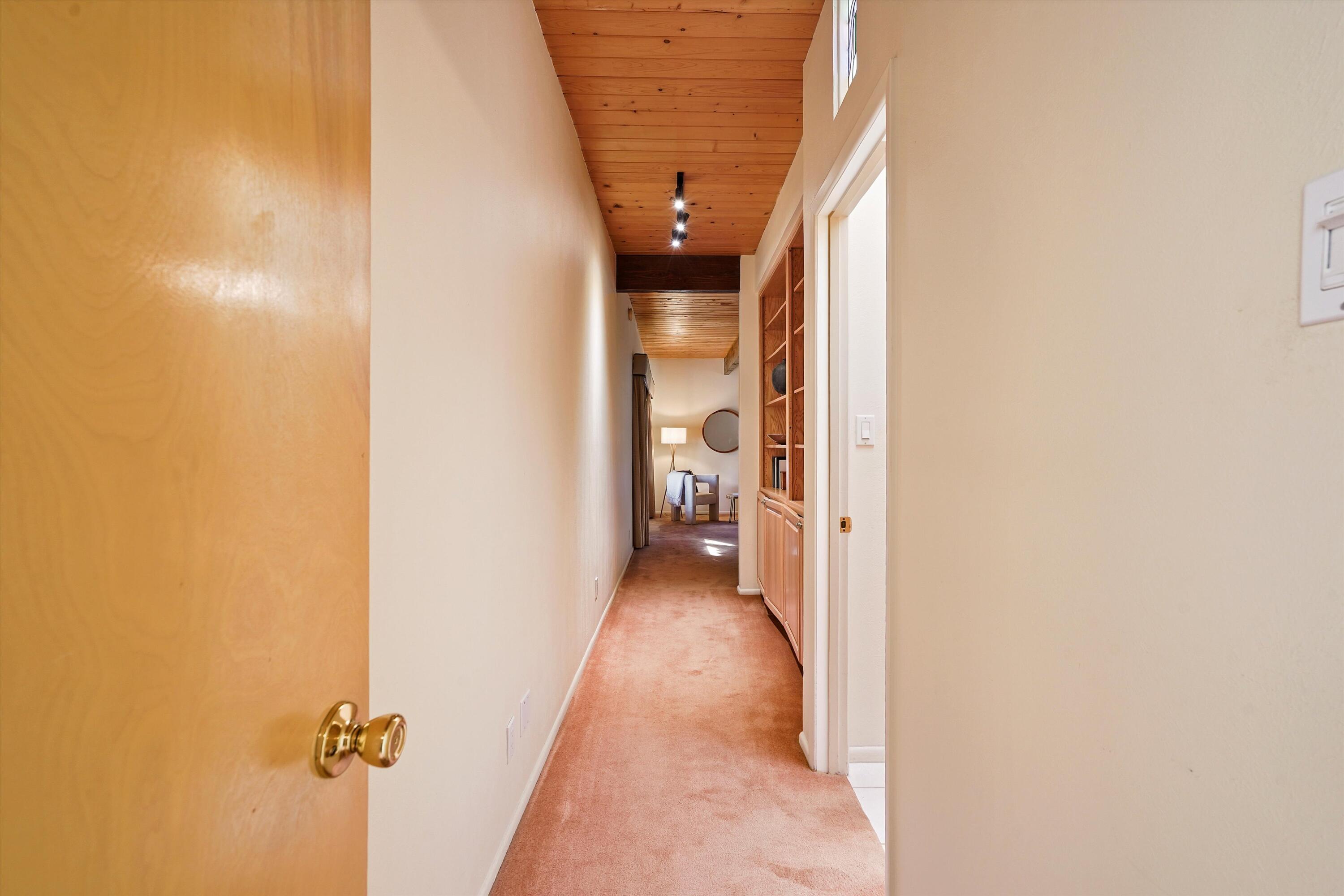 3303 La Sala Del Este NE