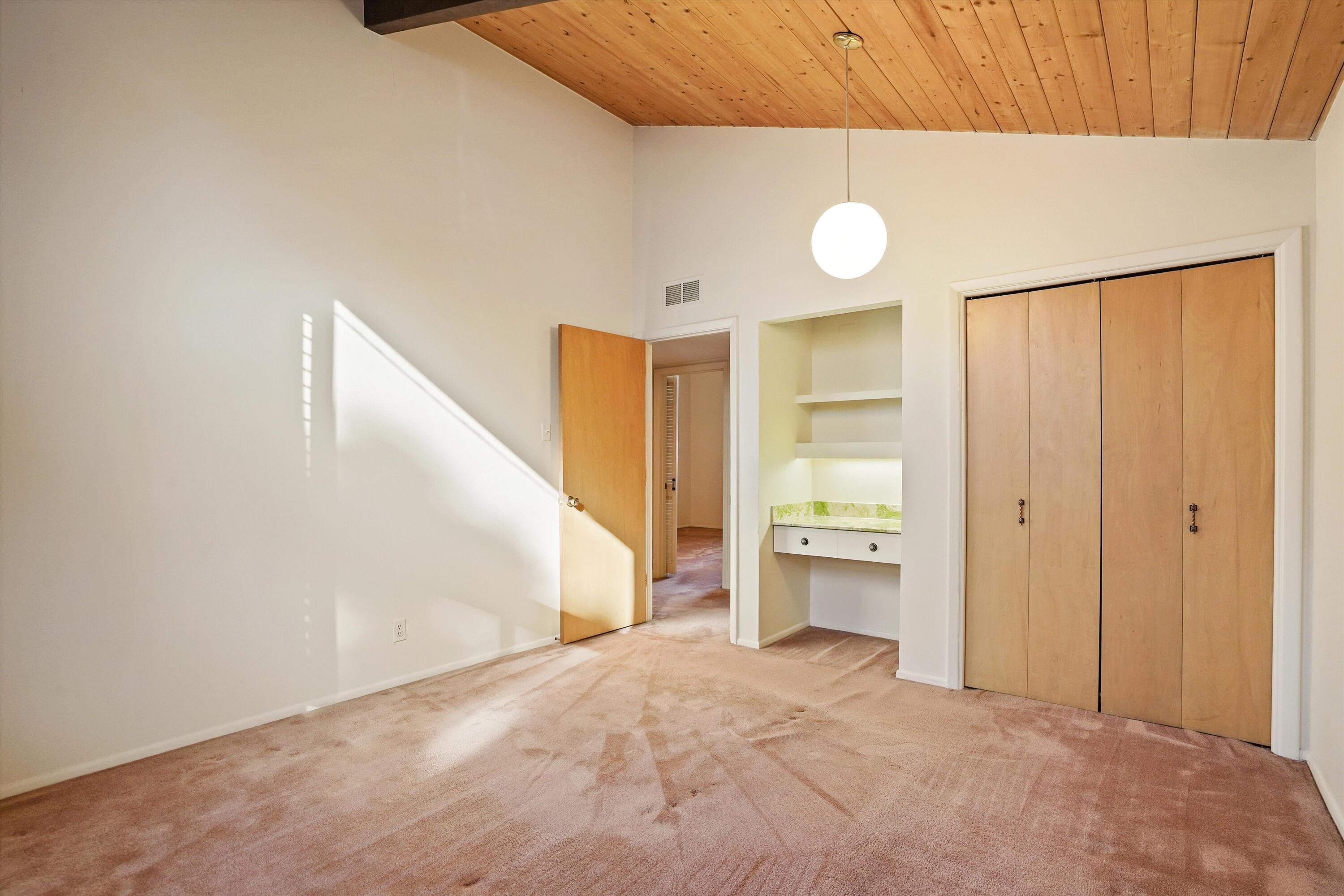 3303 La Sala Del Este NE