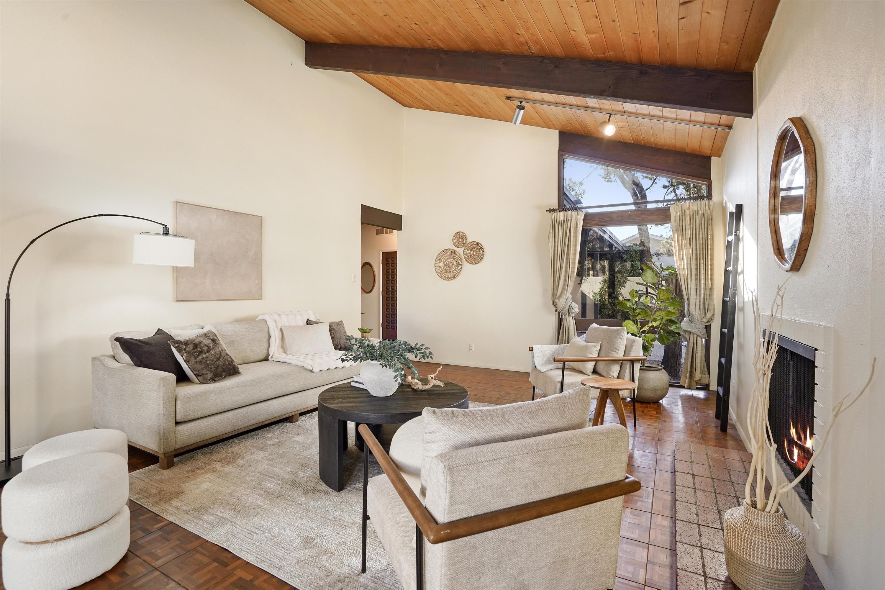 3303 La Sala Del Este NE