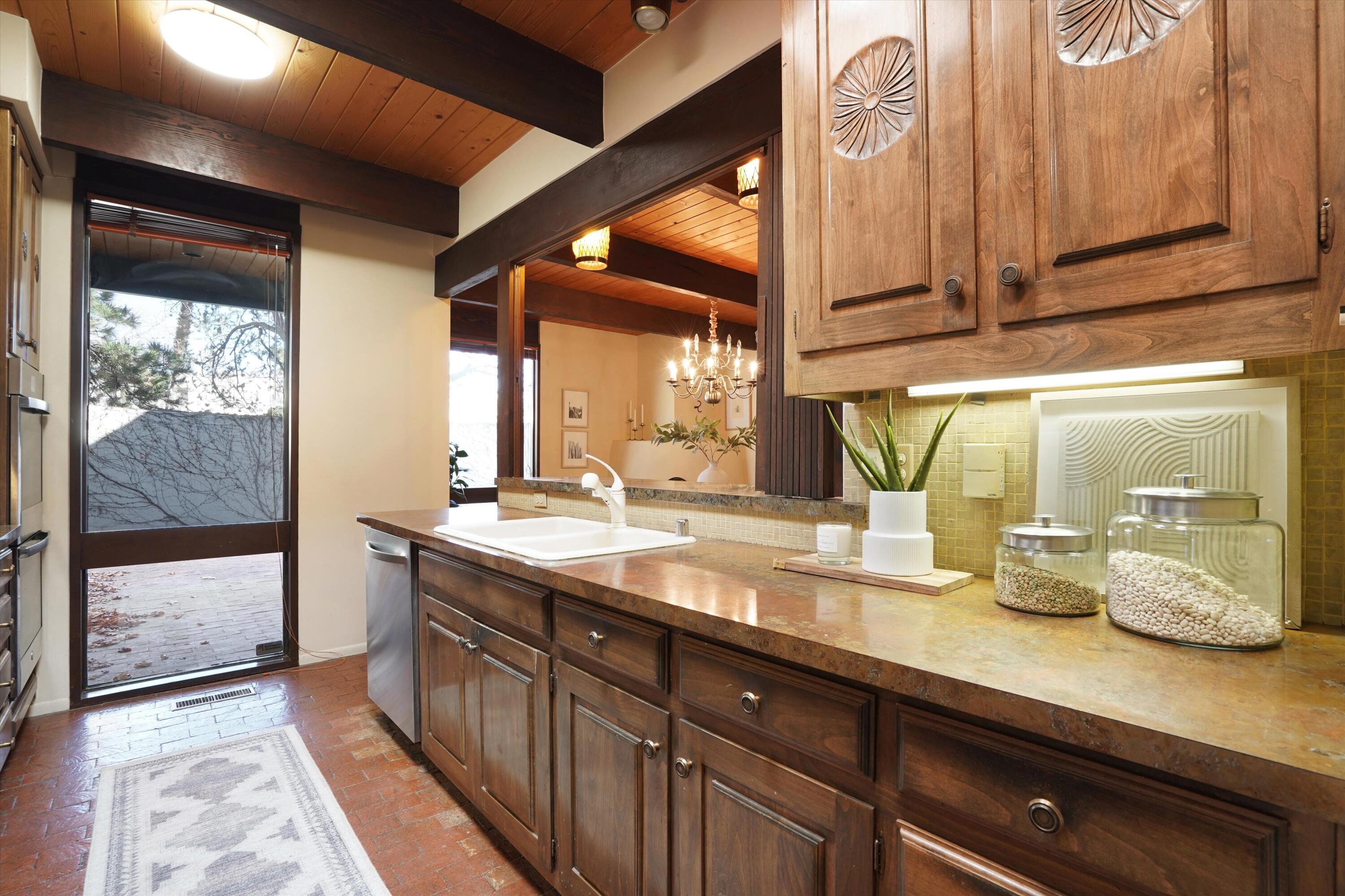 3303 La Sala Del Este NE