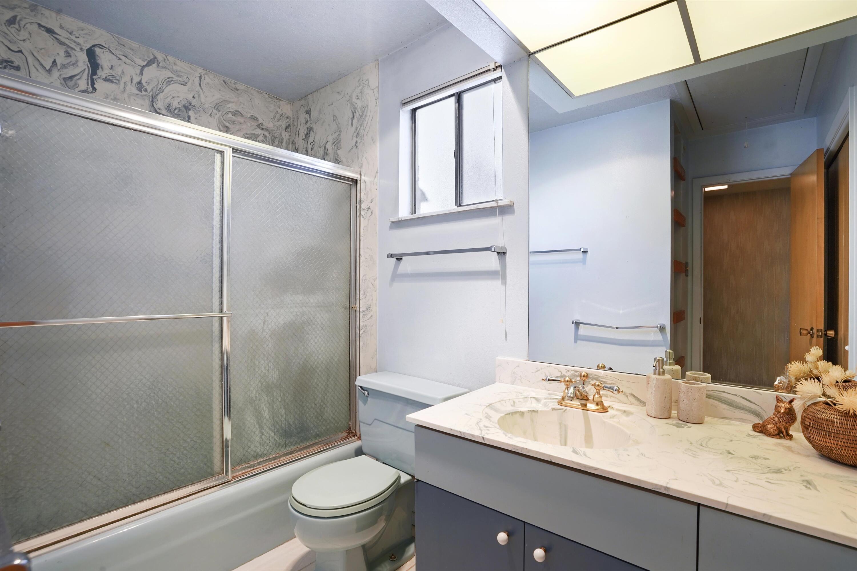 3303 La Sala Del Este NE