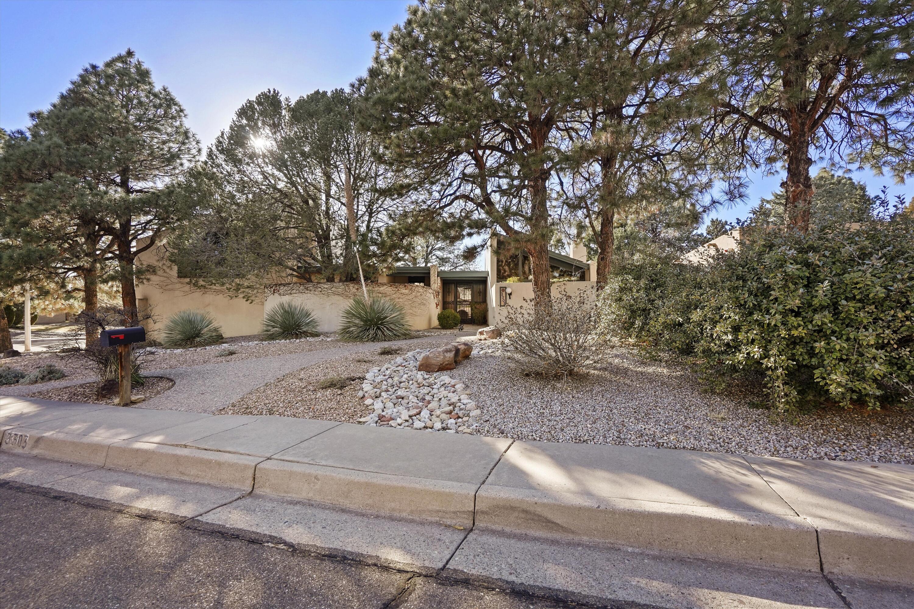 3303 La Sala Del Este NE