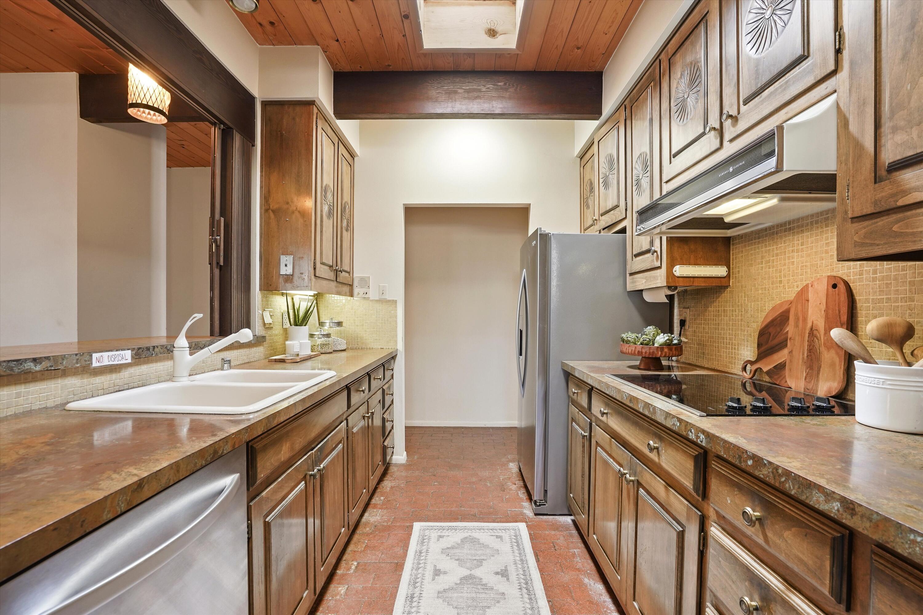 3303 La Sala Del Este NE