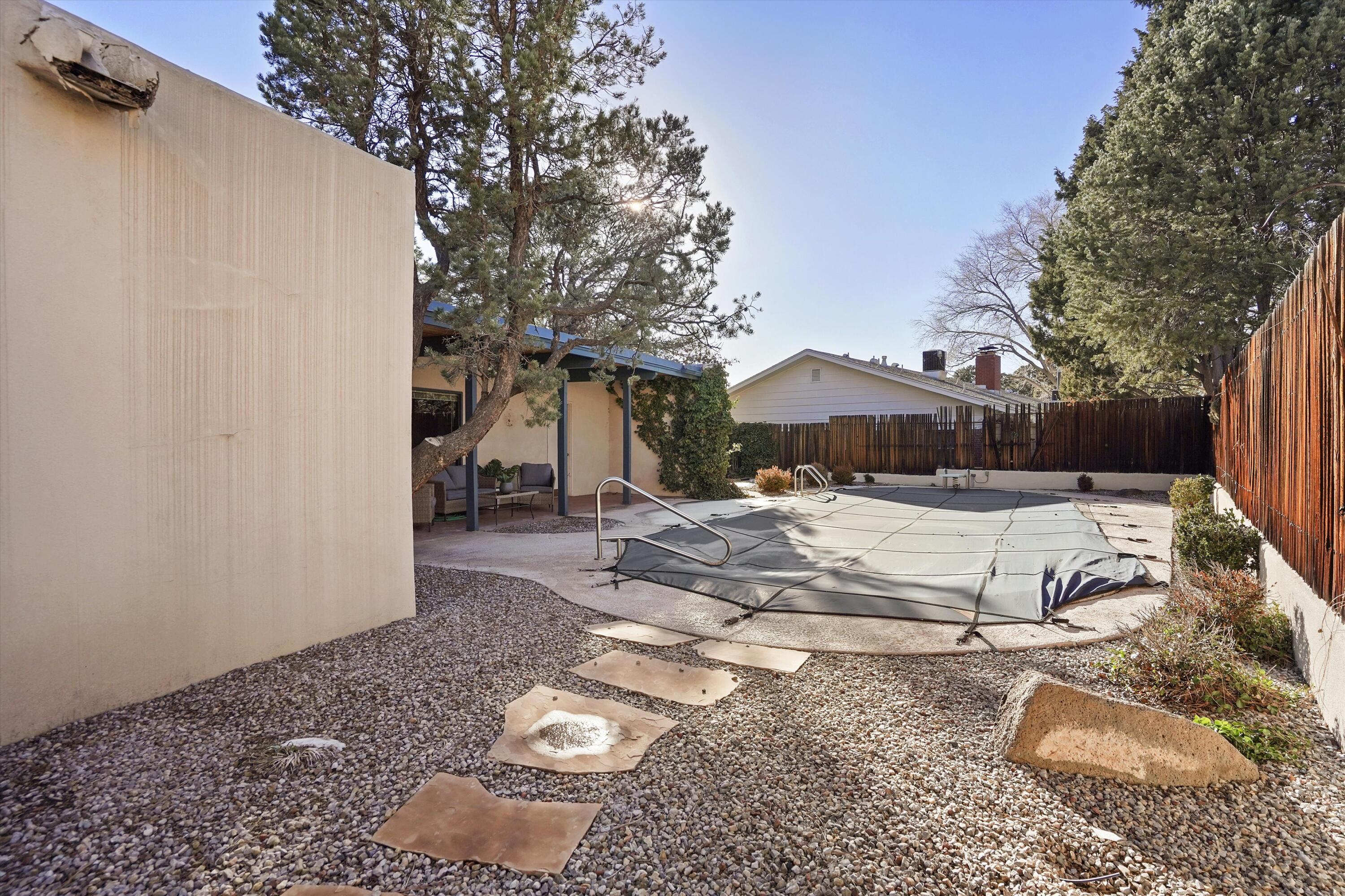 3303 La Sala Del Este NE