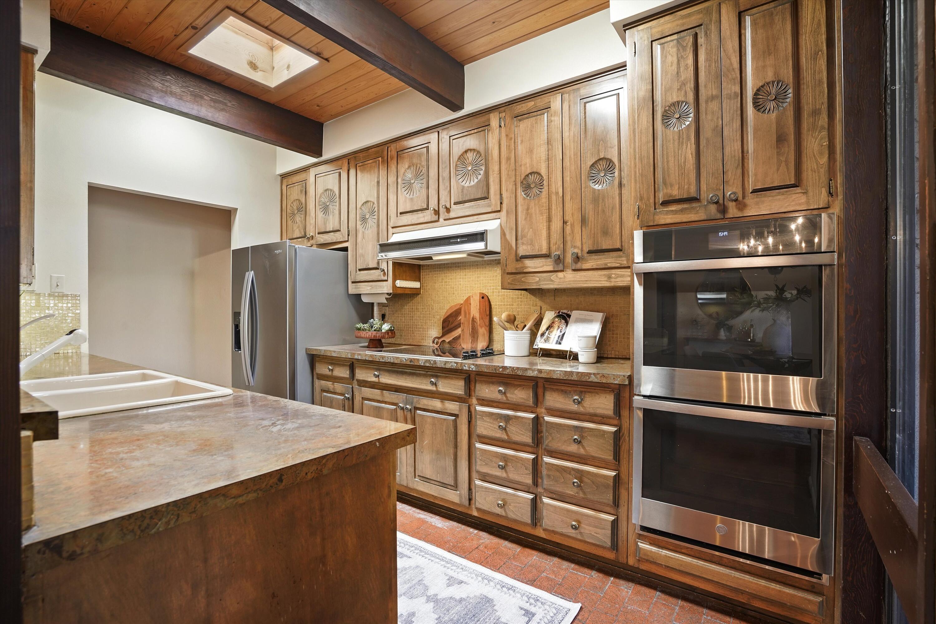 3303 La Sala Del Este NE