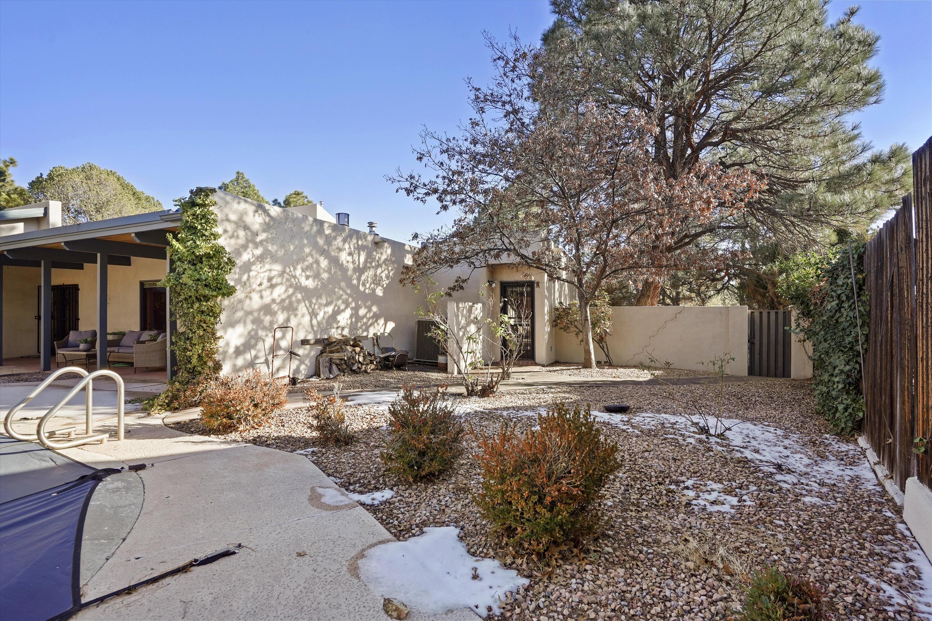 3303 La Sala Del Este NE