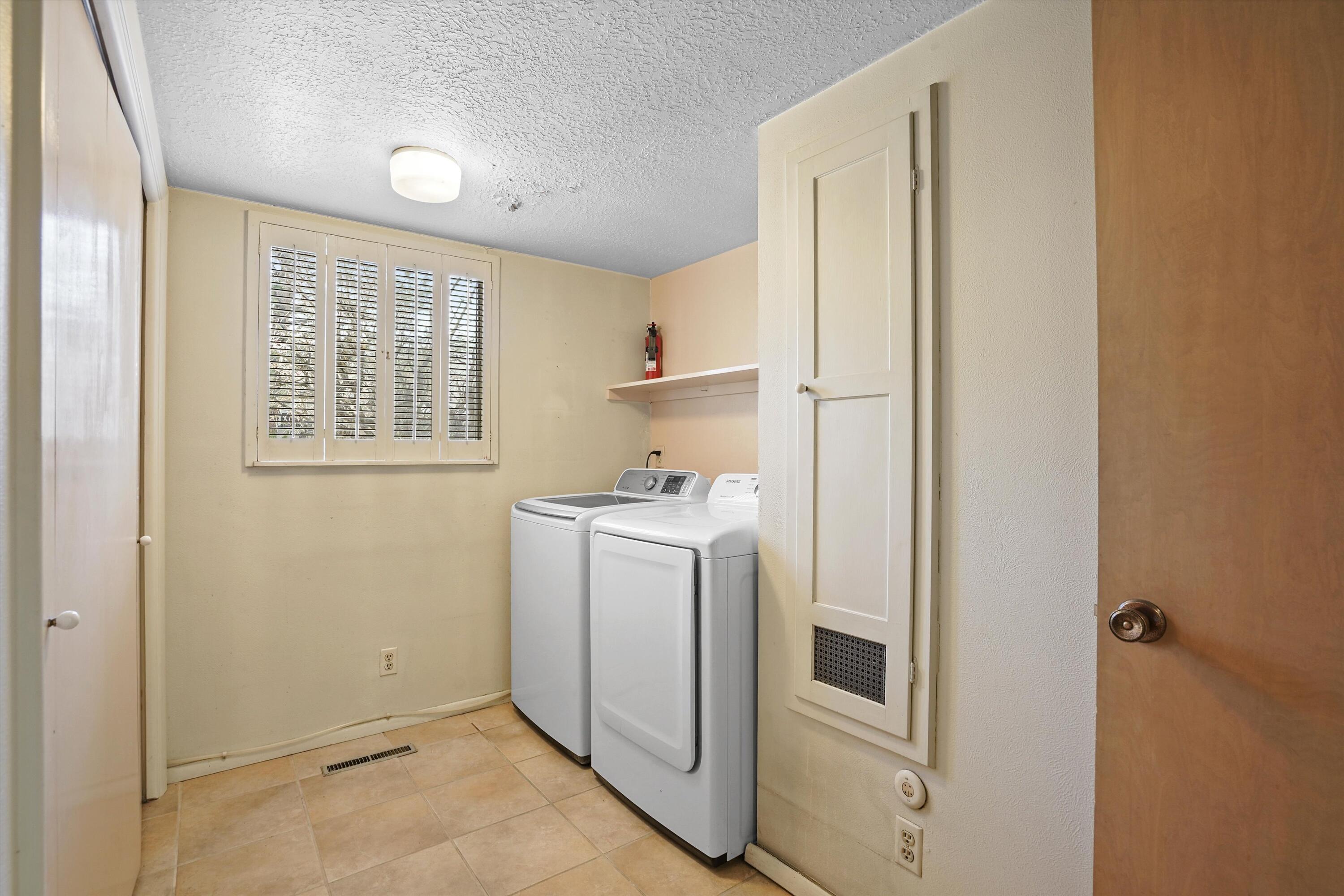 3303 La Sala Del Este NE