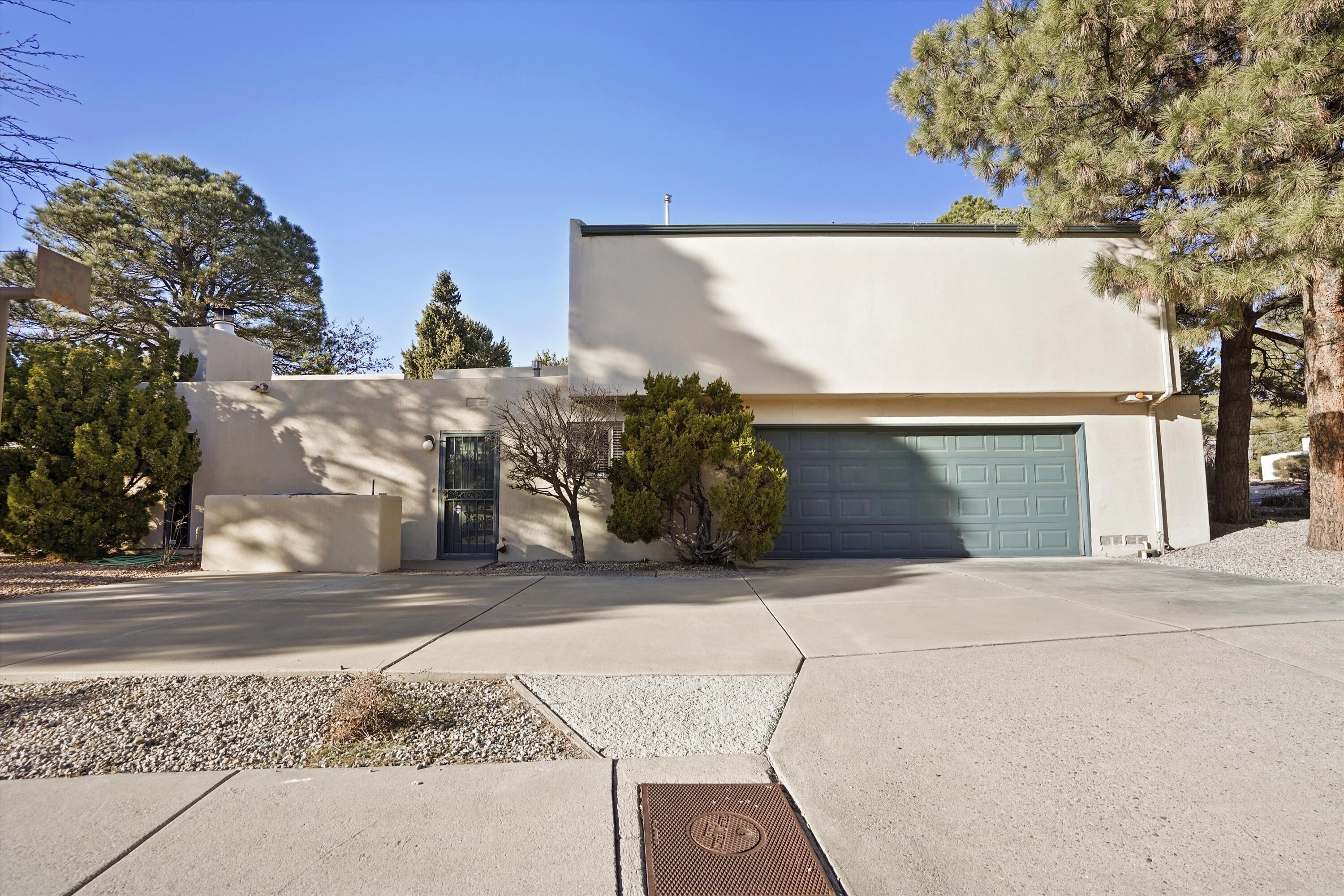 3303 La Sala Del Este NE