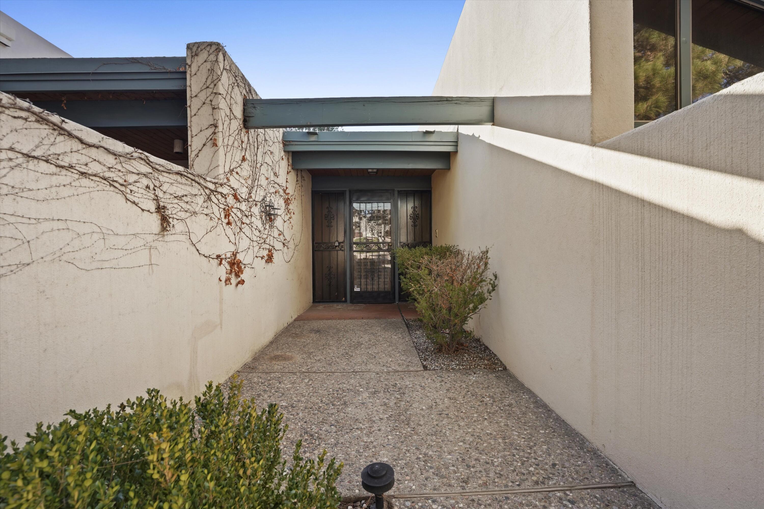 3303 La Sala Del Este NE