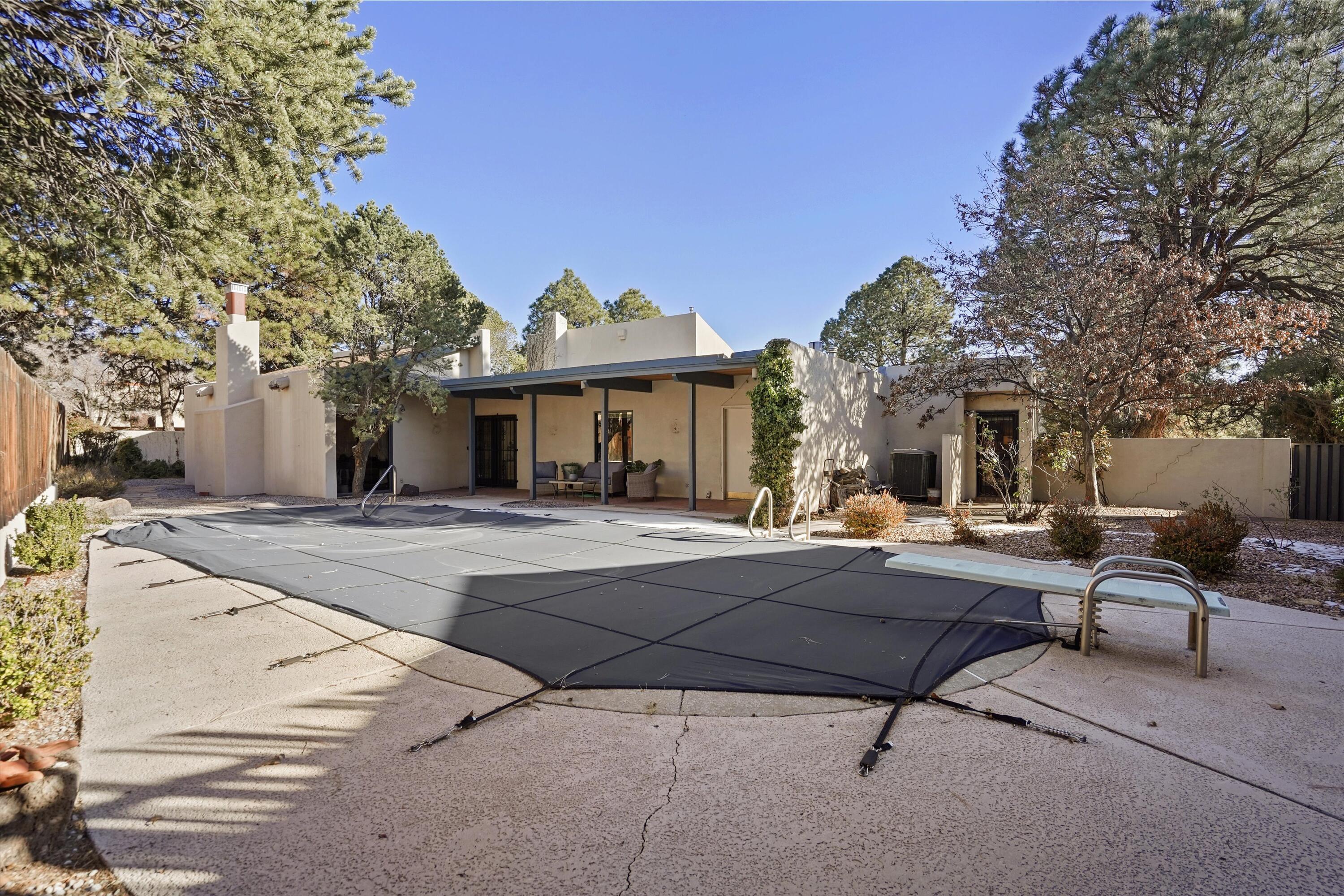 3303 La Sala Del Este NE