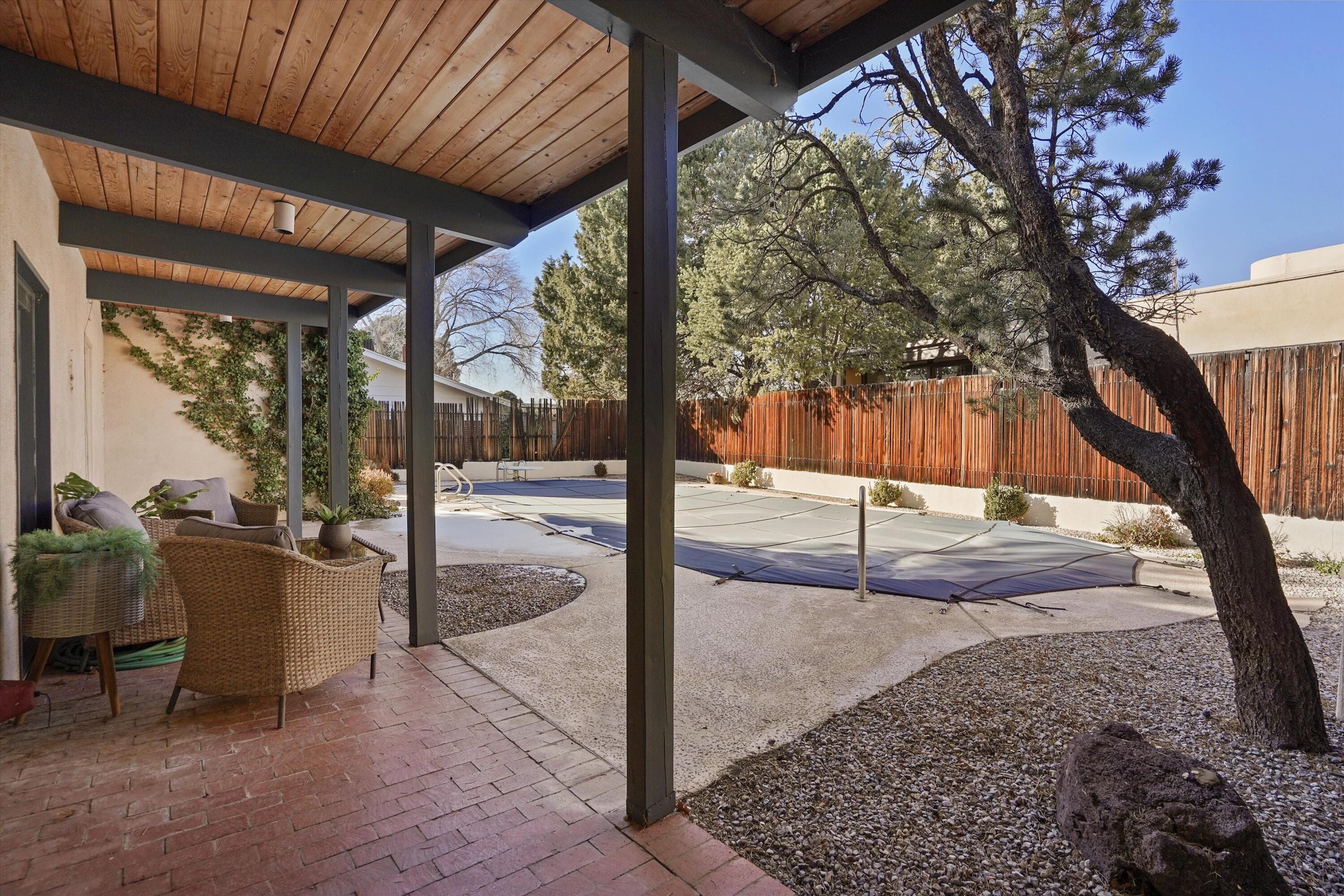 3303 La Sala Del Este NE