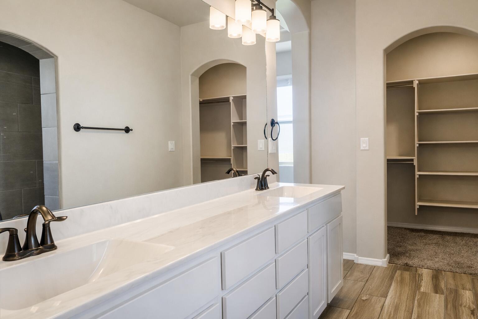 704 Amatista Loop SE