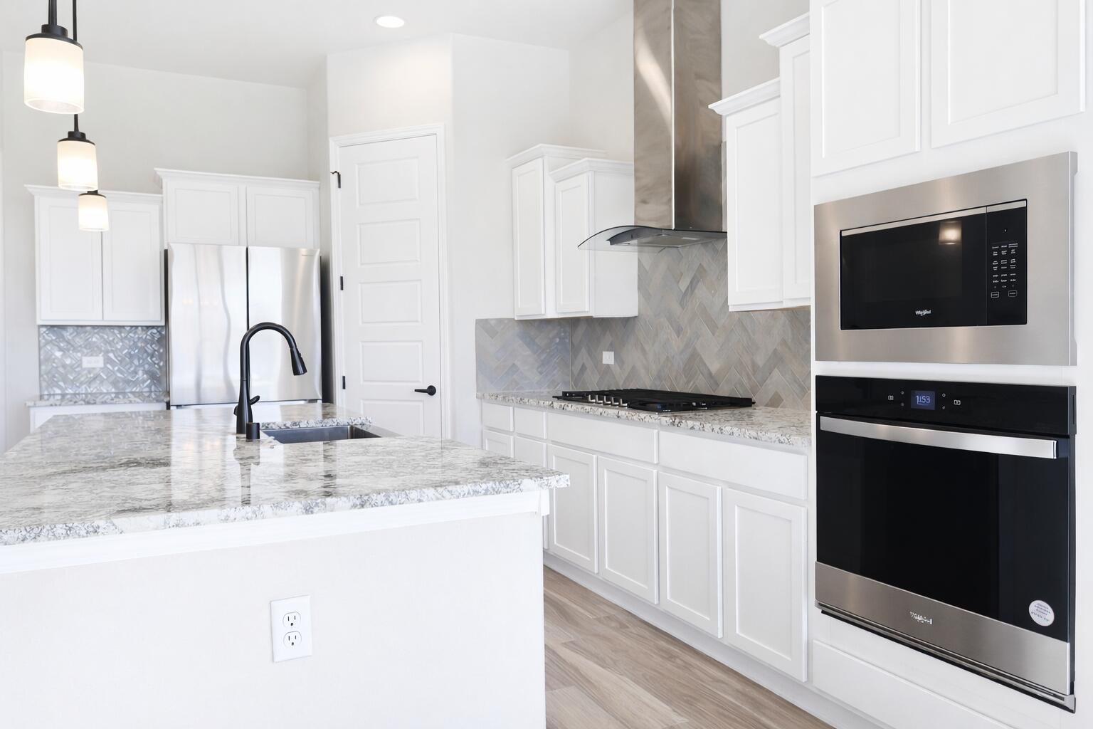 704 Amatista Loop SE