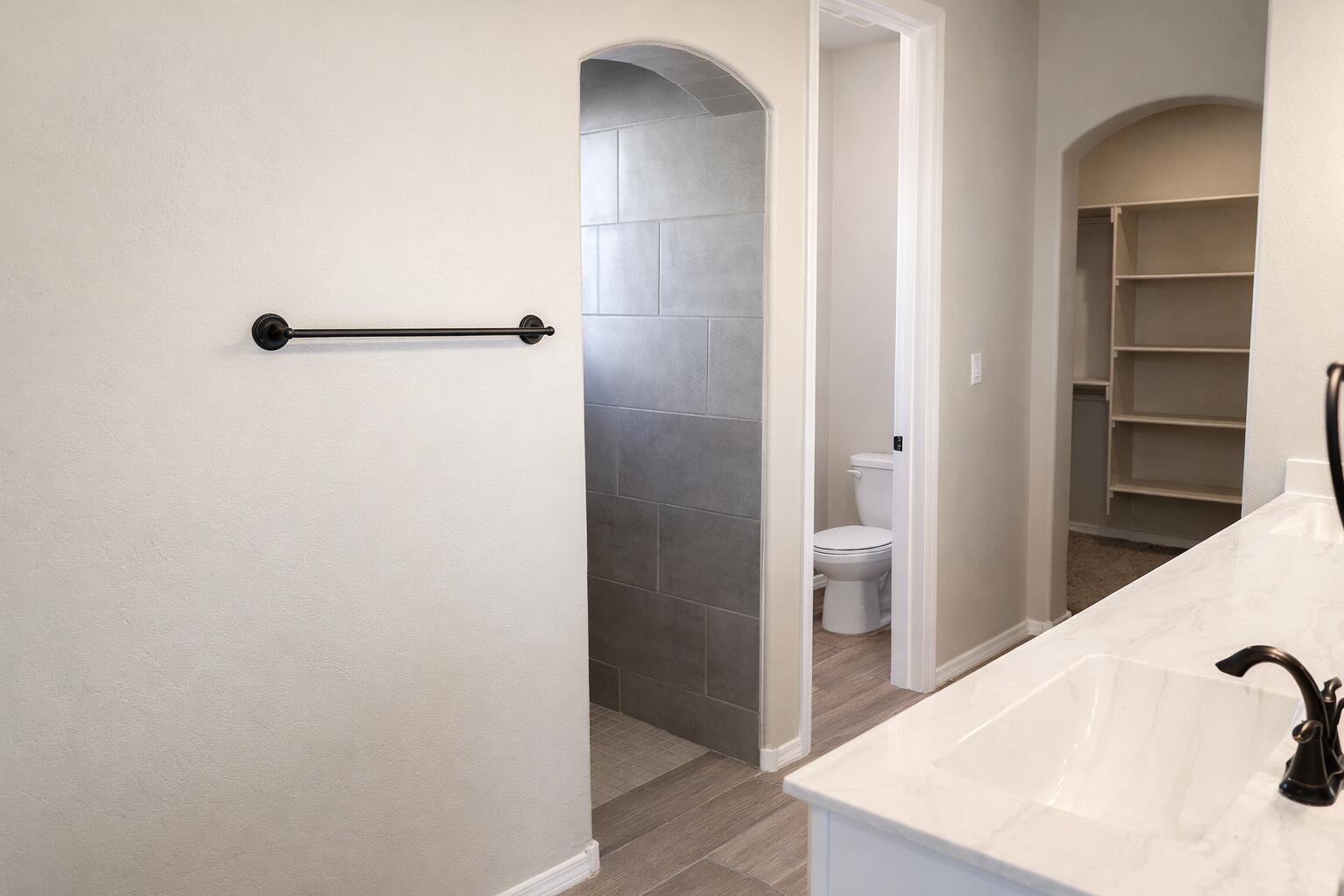 704 Amatista Loop SE