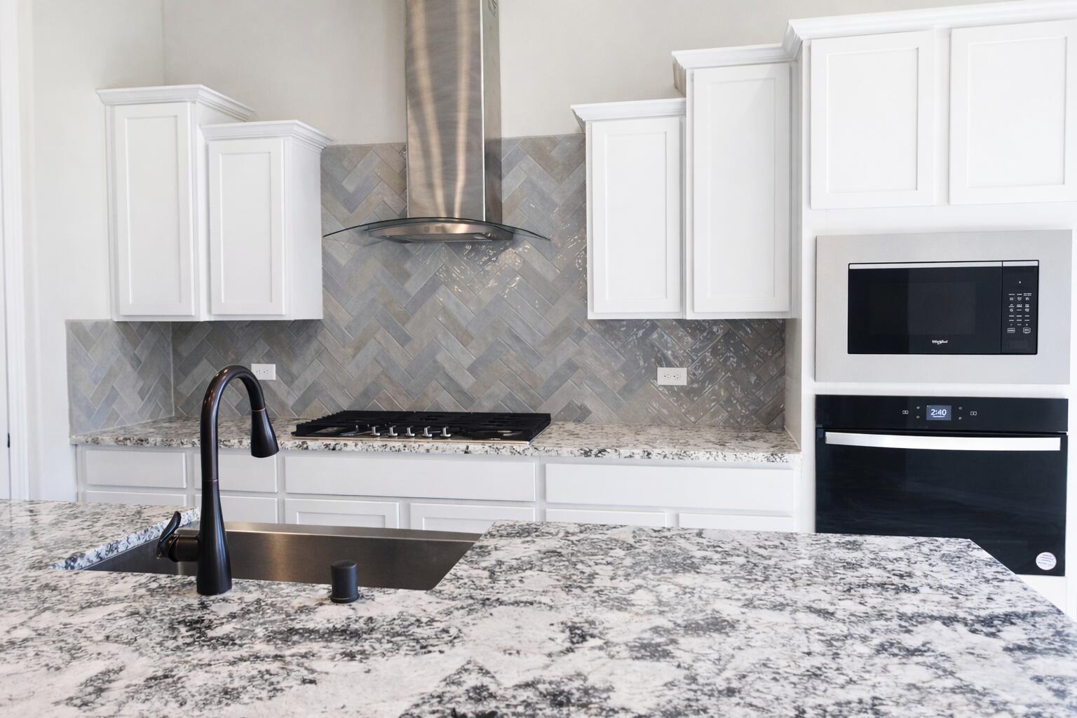 704 Amatista Loop SE