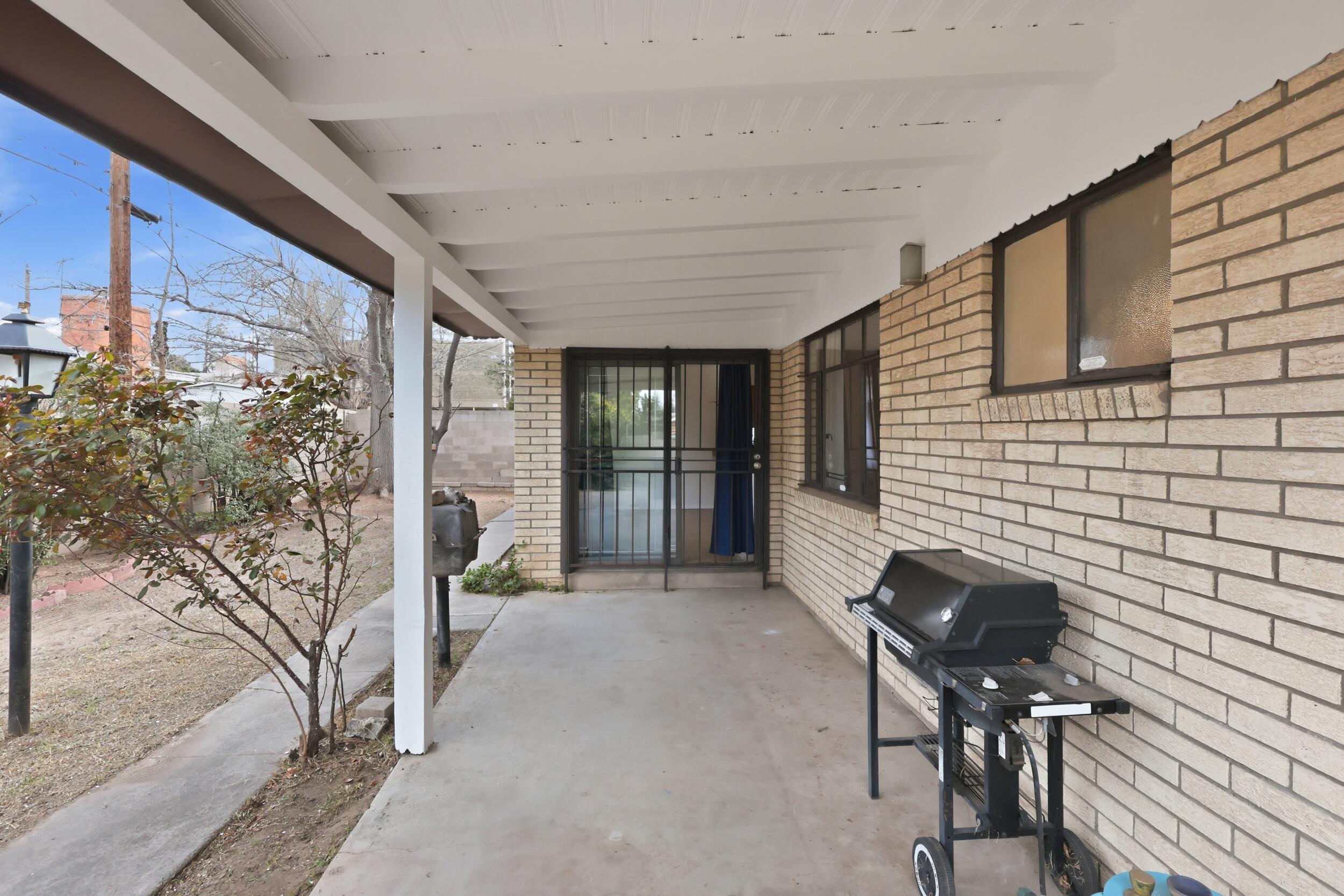 408 La Veta Drive NE