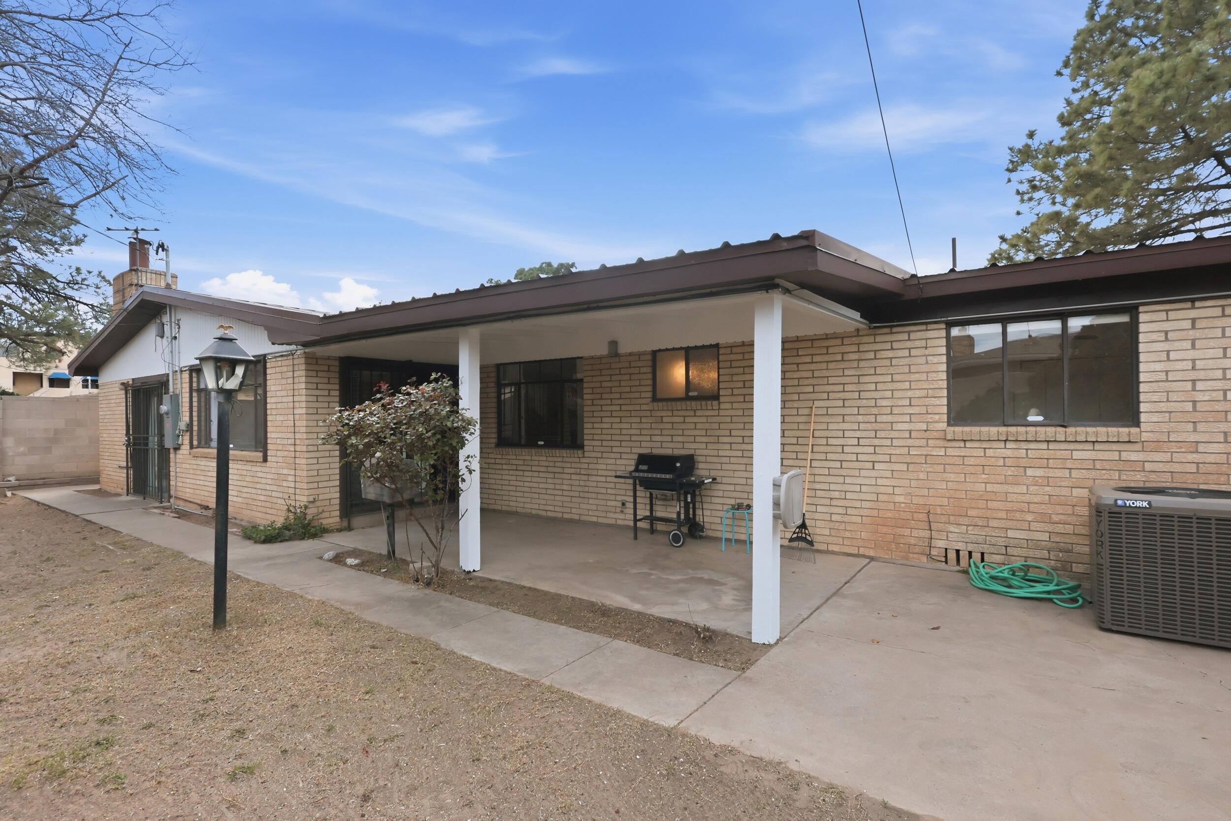 408 La Veta Drive NE